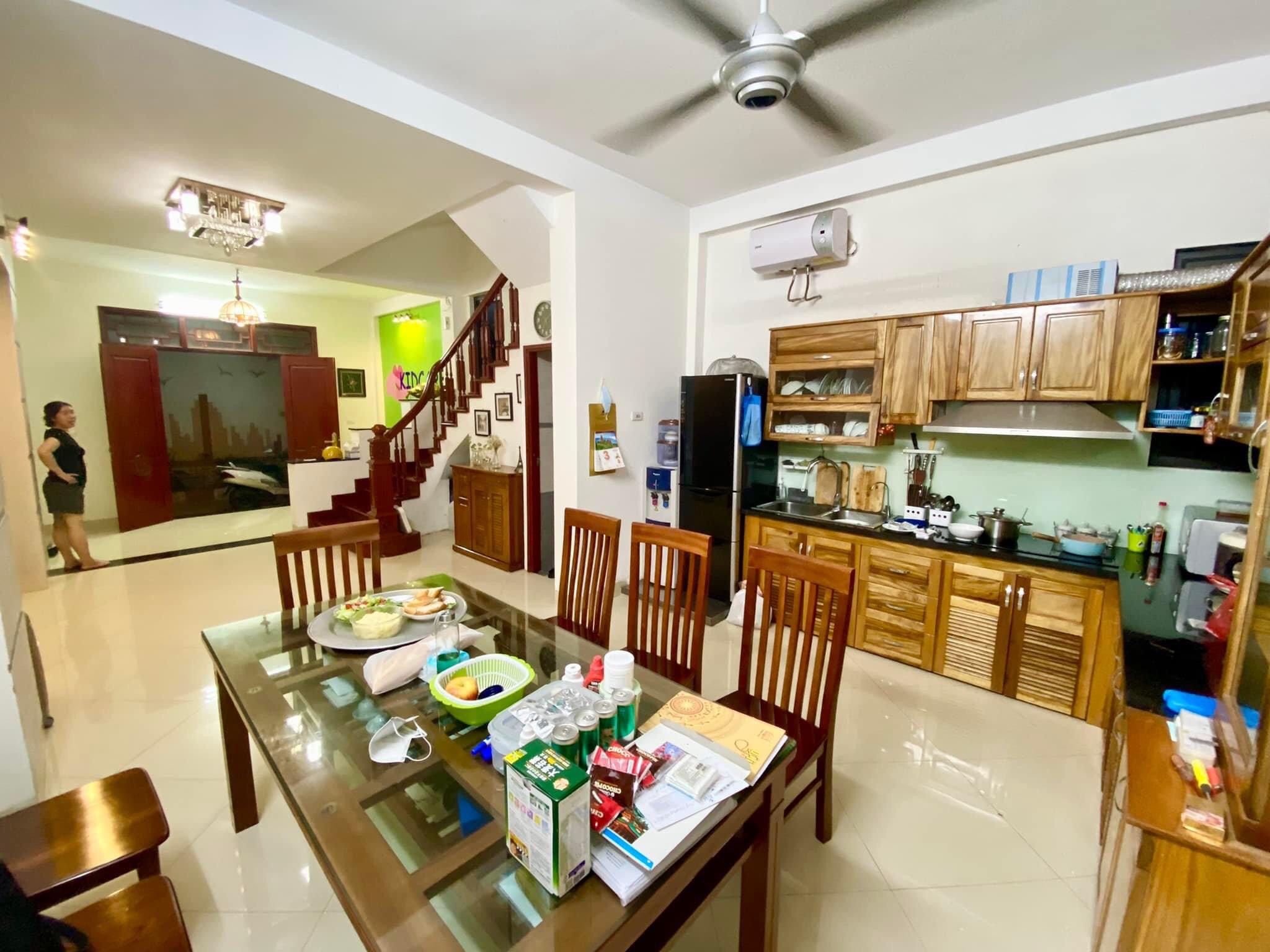 Bán nhà Hoàng Quốc Việt- Phân lô- Ô tô- Hai thoáng- Tặng nội thất xịn- Kinh doanh