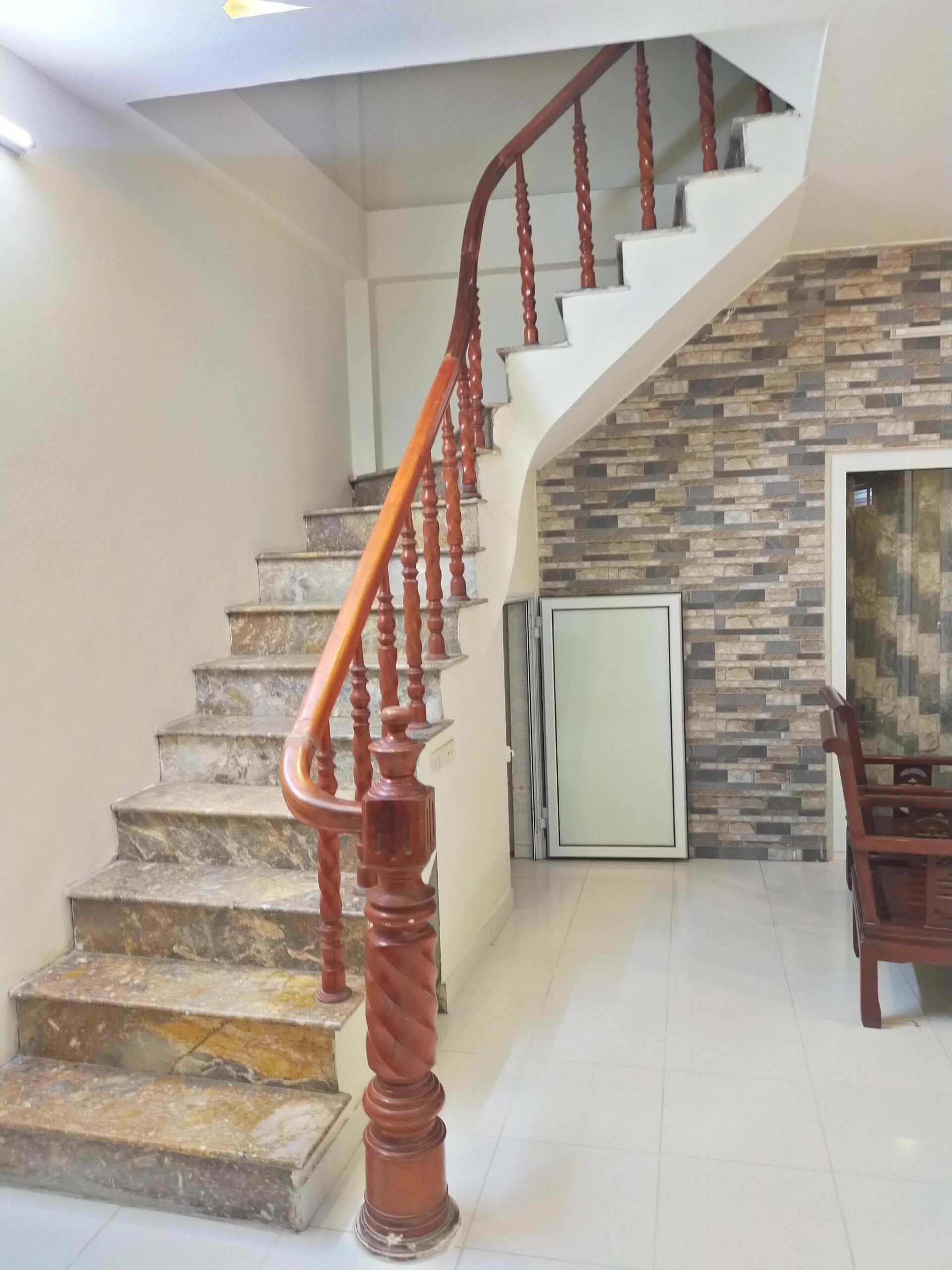 BÁN NHÀ ĐẸP-HIẾM-DÂN XÂY NGỌC LÂM-LB, GẦN Ô TÔ VÀ PHỐ, 3 GÁC PHI VÈO VÈO, 31M2x4M