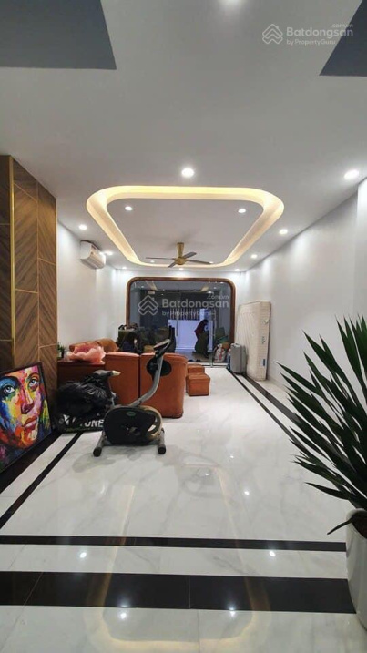 Bán nhà Hoàng Cầu, đẹp như biệt thự, 7 tầng, thang máy, ở cực đẳng cấp, giá 15.2 tỷ