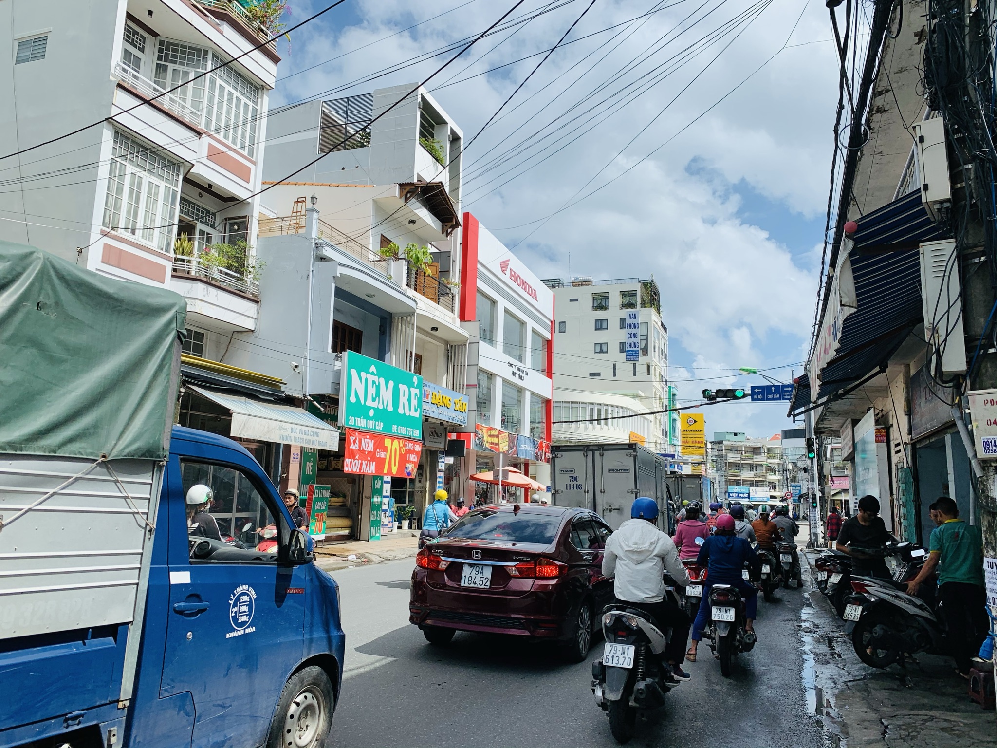 Giá sập sàn, nhà đất 2 mặt tiền đường Trần Quý Cáp chỉ 107tr/m2 - gần ngã tư tượng đài