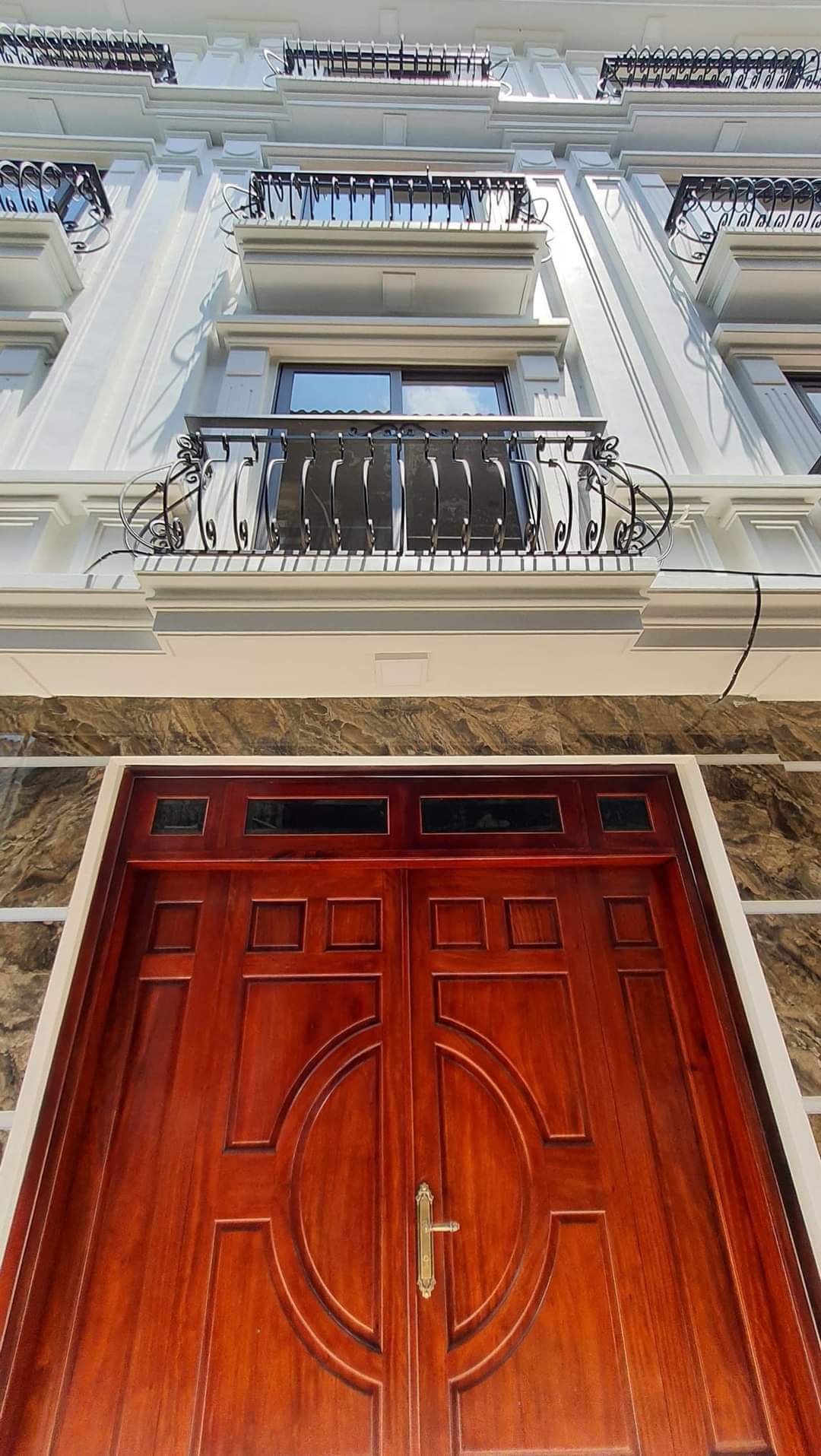 Nhà Mới ở ngay gần phố ô tô đỗ cửa vào nhà.