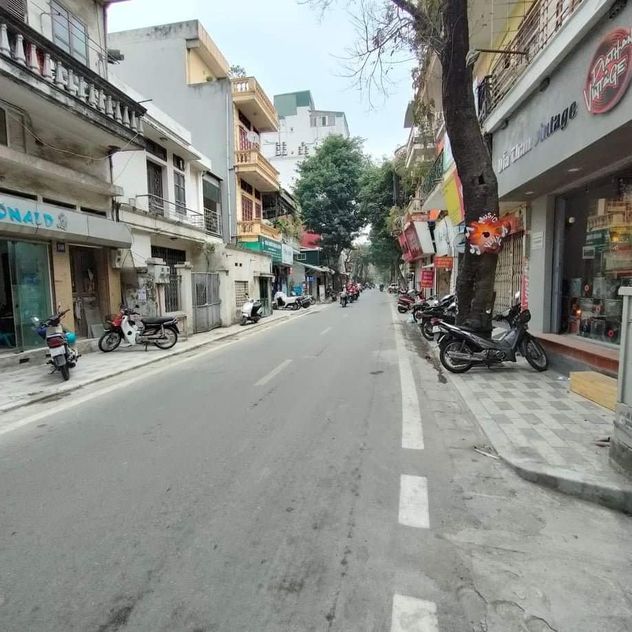 Chủ đi nước ngoài định cư cần bán căn nhà 4 tầng, DT 400m2 mặt đường Yên Phụ, 105 tỷ.