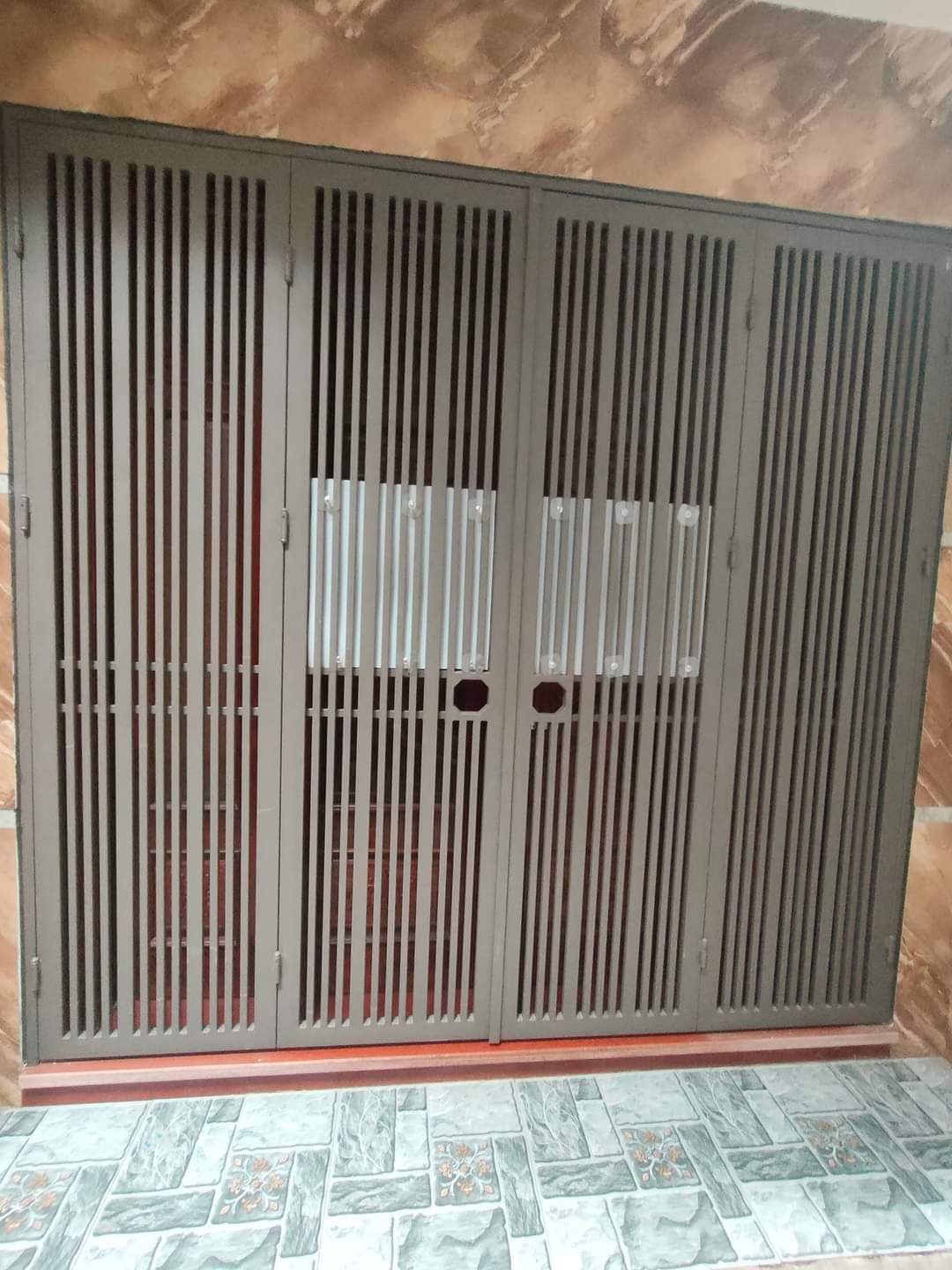 Bán Nhà LẠC LONG QUÂN Ngõ Thông,Gần TT,DT 31m,5 Tầng,5PN Chỉ có 4 Tỷ