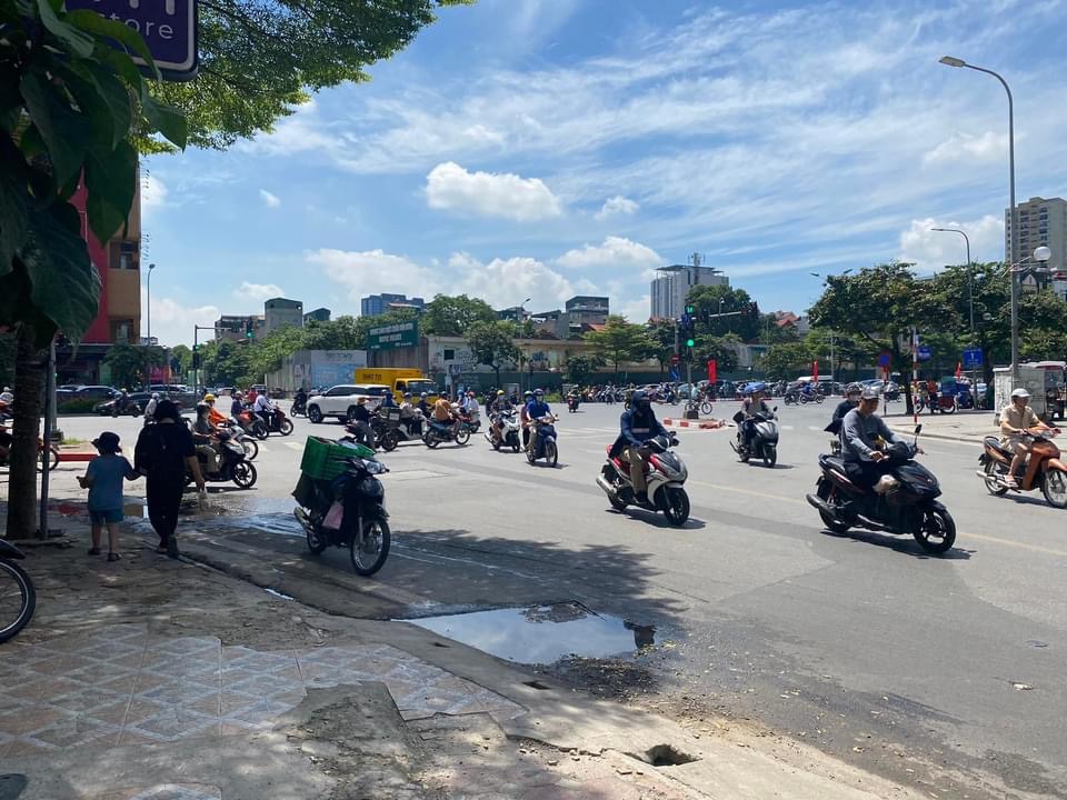 Toà Nhà Văn Phòng Mặt Phố Ngã Tư Sở Đống Đa. 165m2, 7 Tầng Thang Máy, MT 7m