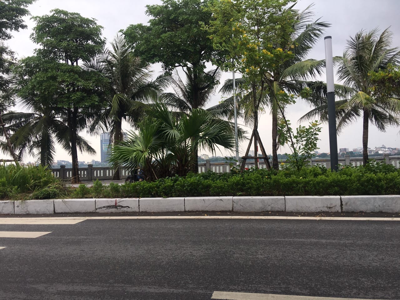 Mặt phố Lạc Long Quân - Tây Hồ - 333m - c4 - mt 10m - giá 94 tỷ