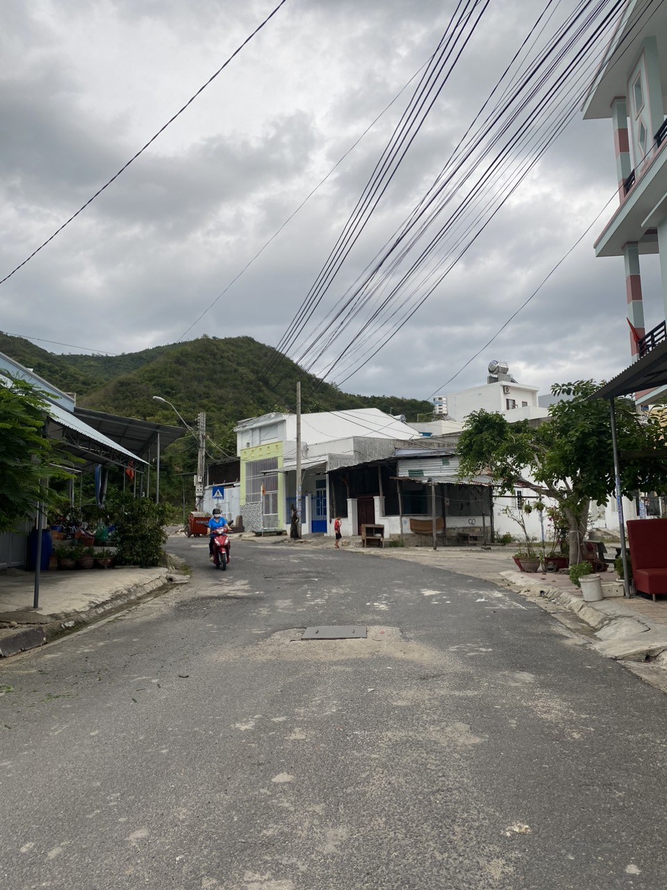 👉DT: 81,9m2 (ngang 4,5m). 💥Hướng Bắc. ✨Đường nhựa hiện trạng 13m. -💥Cách biển 700m, gần trường học,,