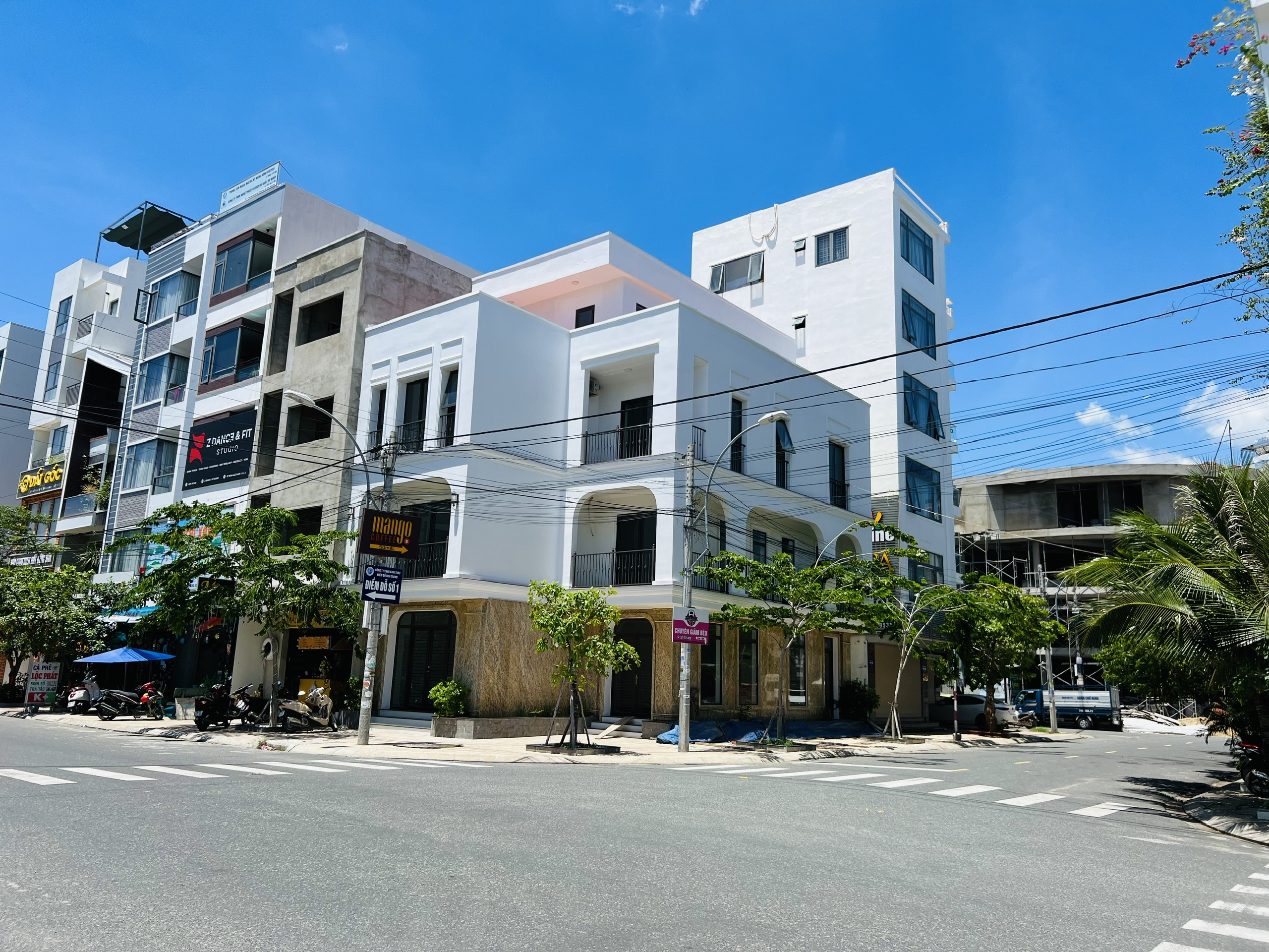 Cho thuê nhà mới xây 2 mặt tiền đường Trần Nhật Duật khu ACC Vườn Xoài - Diện tích : 135m2/sàn x 3.5 tầng -