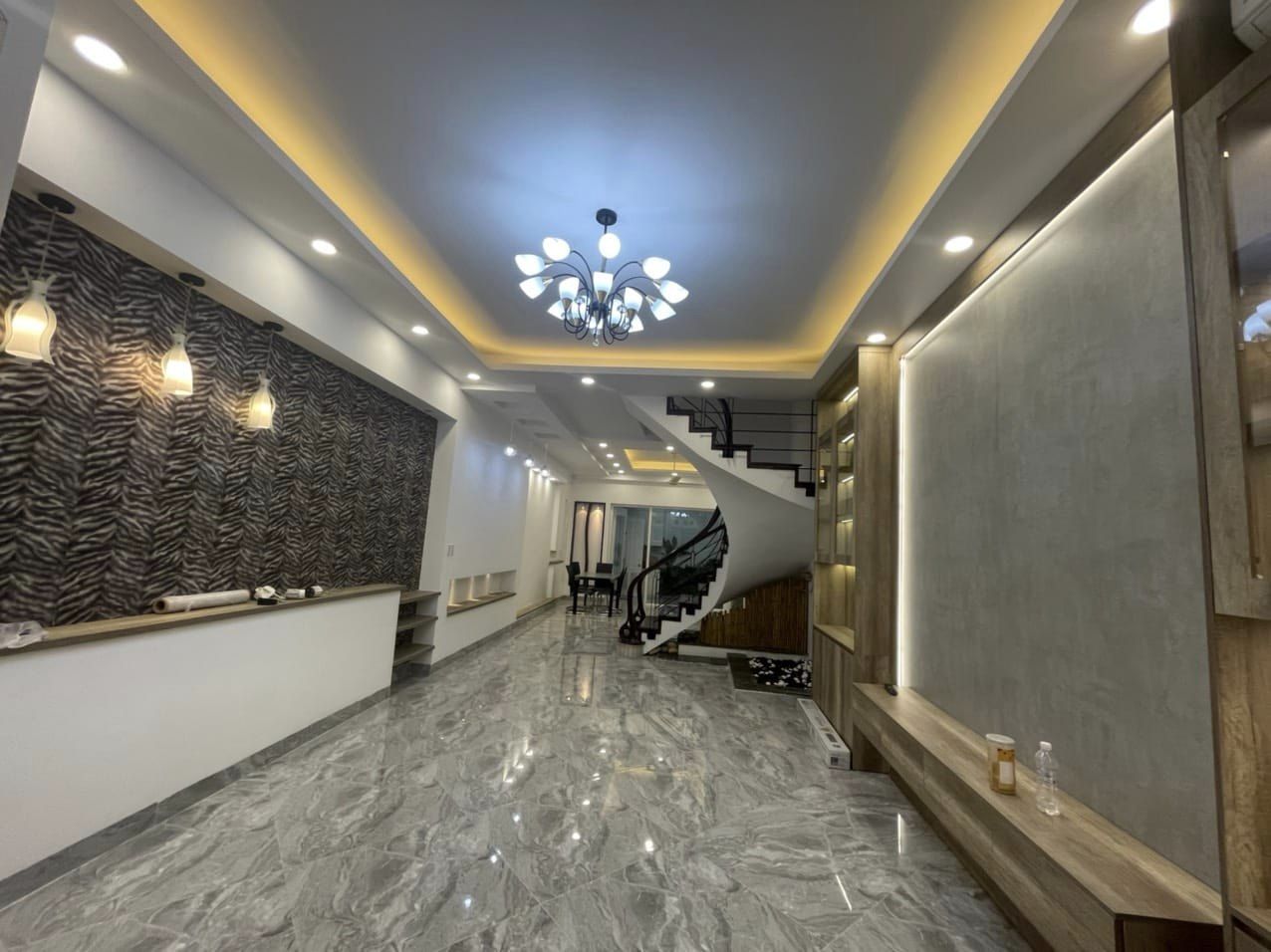 Nhà đẹp ngõ 651 Minh Khai, ô tô tránh, 105m2 x 5 tầng, giá 15.5 tỷ