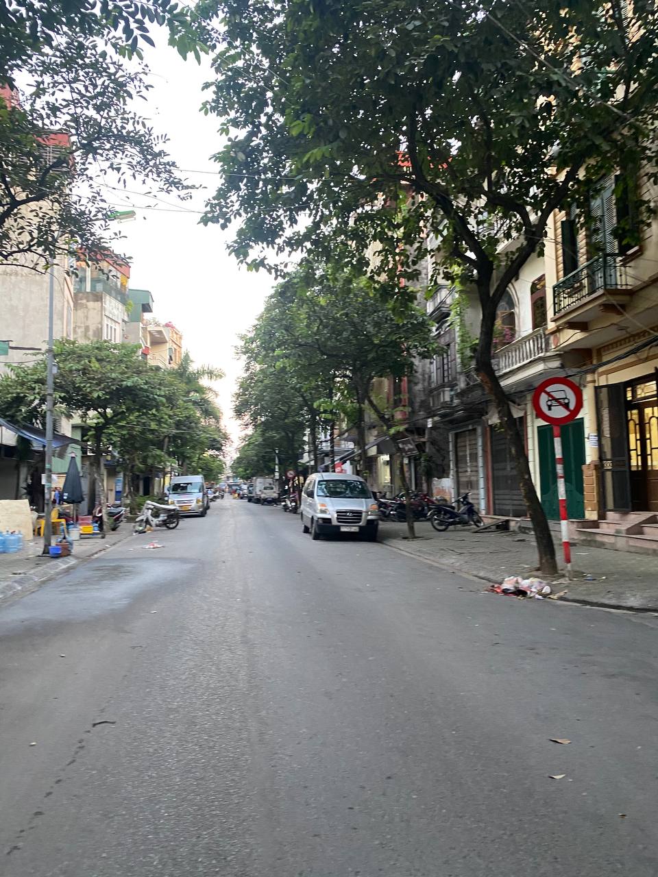 Cho thuê nhà riêng tại đường Hồng Hà , DT 48m2 x 4 tầng , MT 4m , oto đỗ cửa giá 15tr/tháng