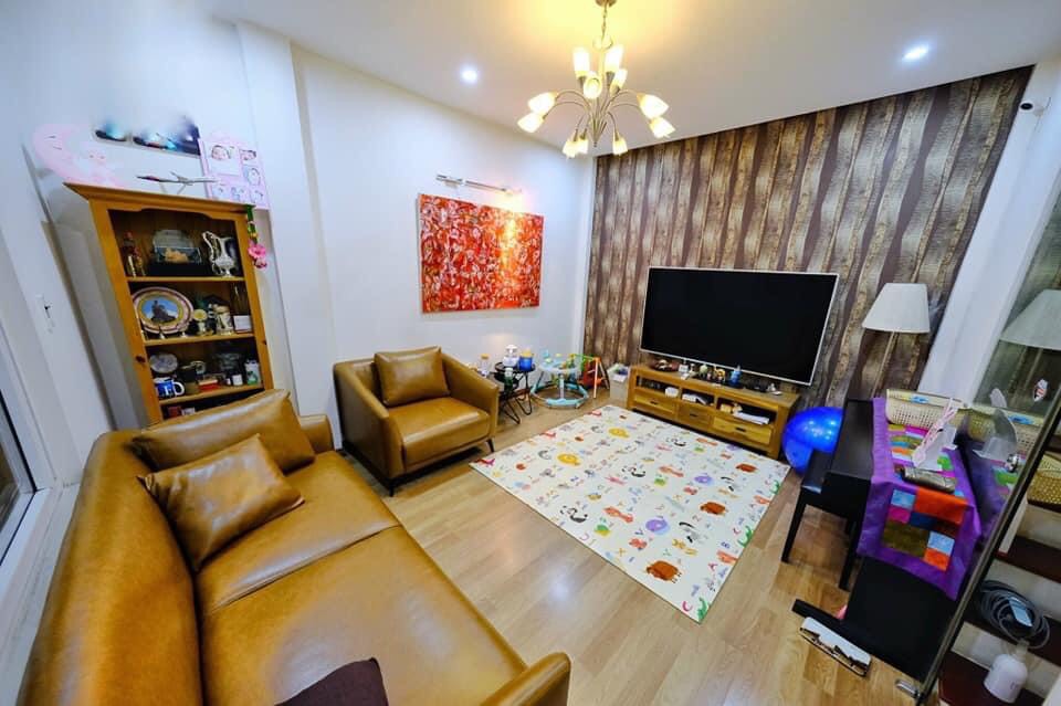 Nhà Văn Cao Ba Đình, Ô Tô đỗ cửa, Chỉ 6.9 Tỷ, 42m2 * 4T, Phân Lô, Kinh Doanh, Văn phòng