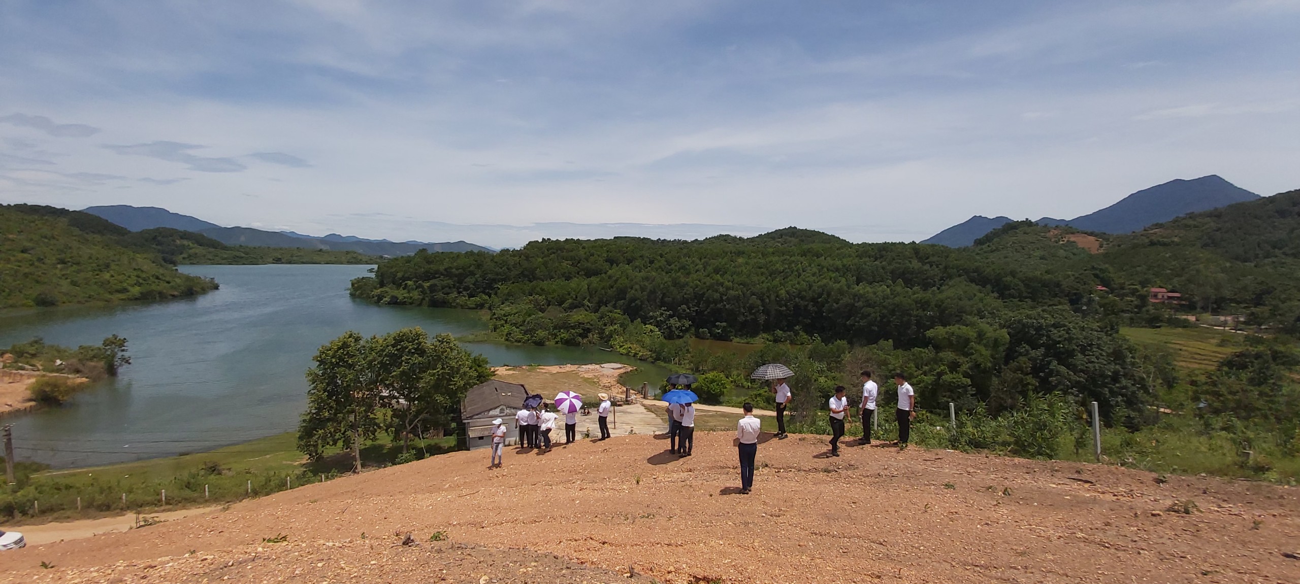 Bán đất thổ cư view hồ, giá rẻ DT 4000m