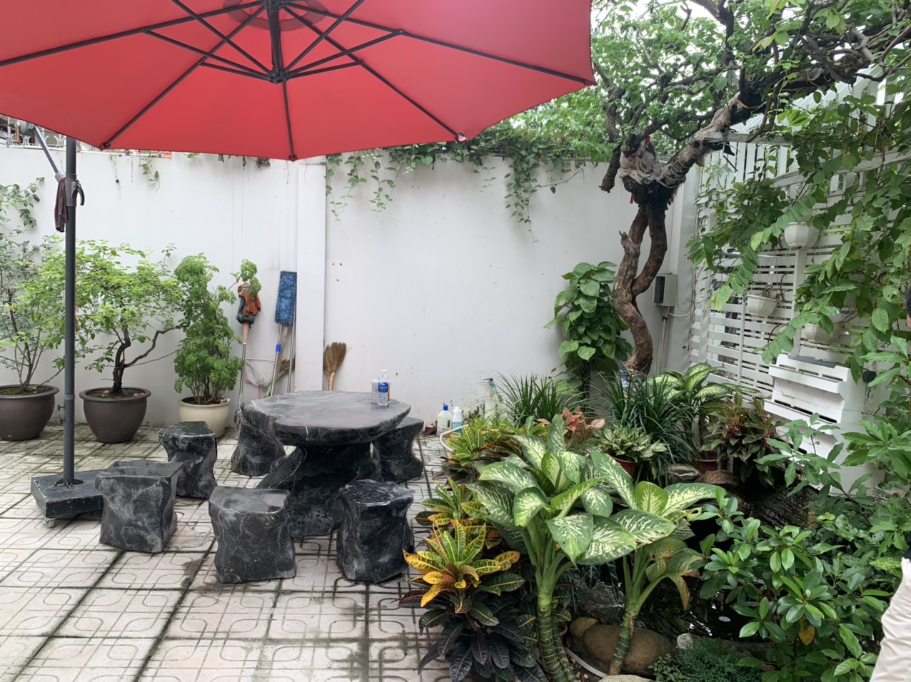 Bán biệt thư Liễu Giai ô tô tránh cách mặt phố 15m. DT 230m x 4t, mặt tiền 15m. Giá chào 64 tỷ TL.