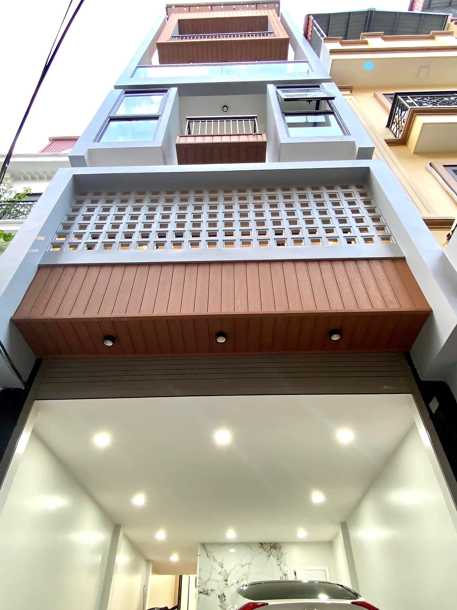 Bán nhà Nguyễn Văn Cừ, Long Biên 50m2* 5 Tầng, Giá 5,85 TỶ. ô tô 7 chỗ đỗ cửa.