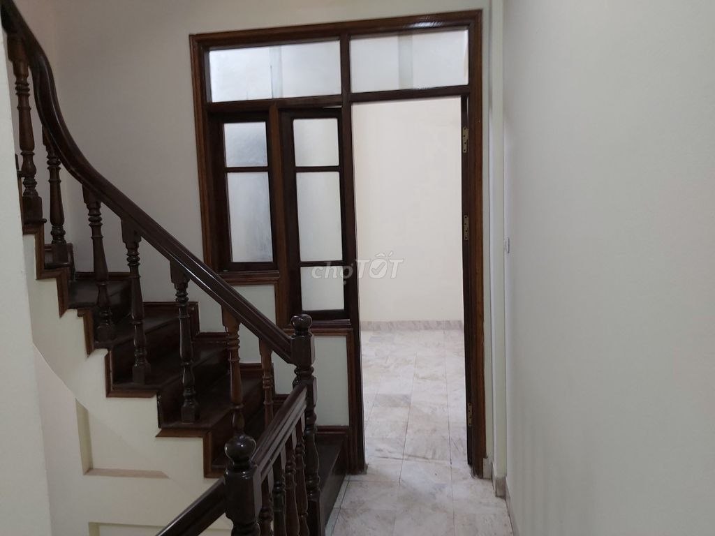 Cho thuê nhà riêng phố Hào Nam , DT 45m x 4 tầng , MT 4m , oto đỗ cửa , giá 15tr