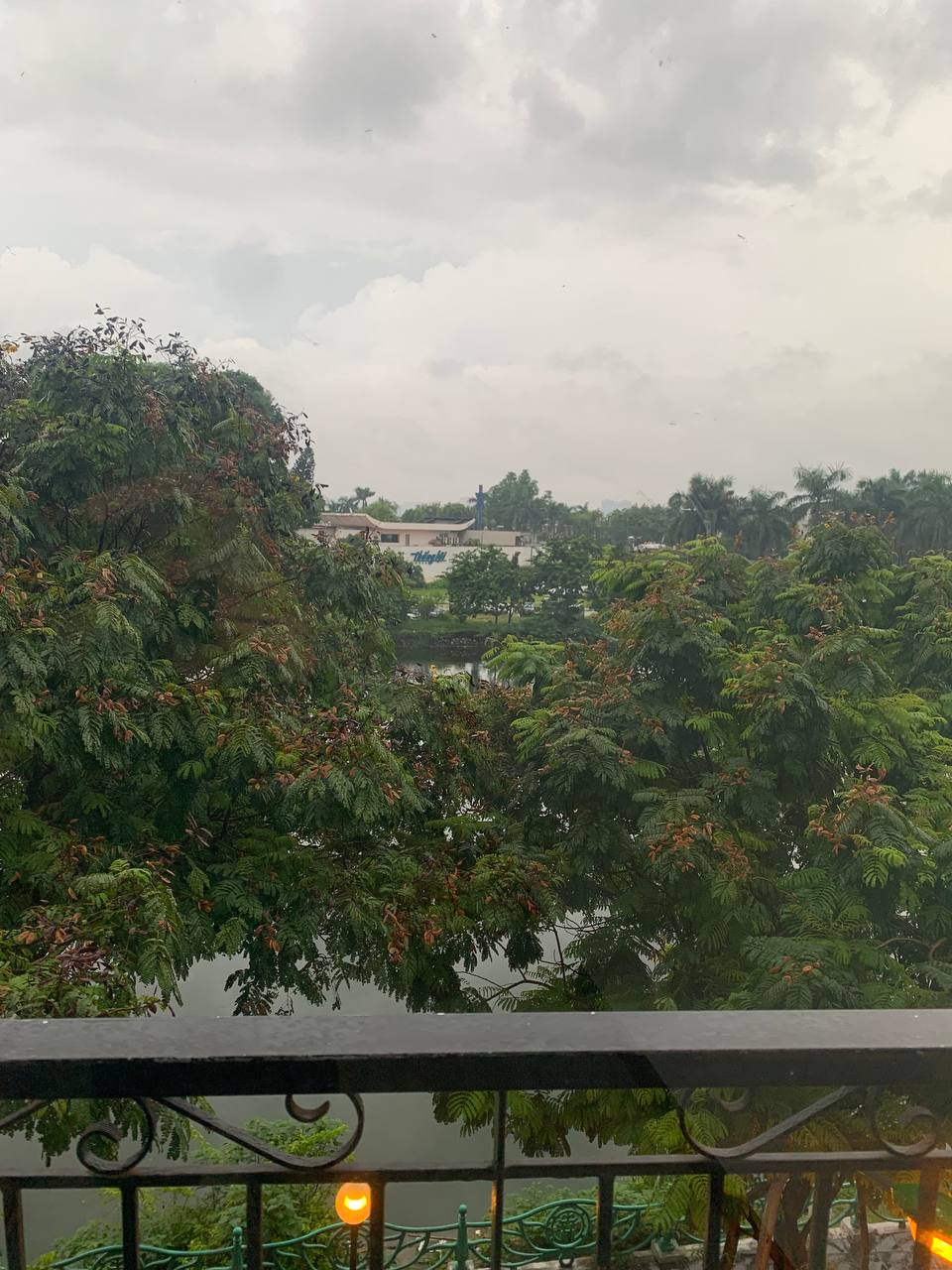 Cho thuê nhà MP Yên Hoa, DT 70m²x 5 tầng, MT 10m, thông sàn, thang máy cuối nhà, giá 70 triệu