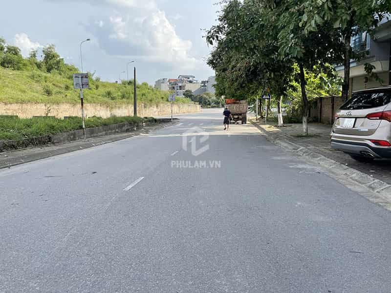 Chính chủ bán 50,4m2 đất mặt đường gom đê Giang Biên. Gần nhà hàng Hương Quê