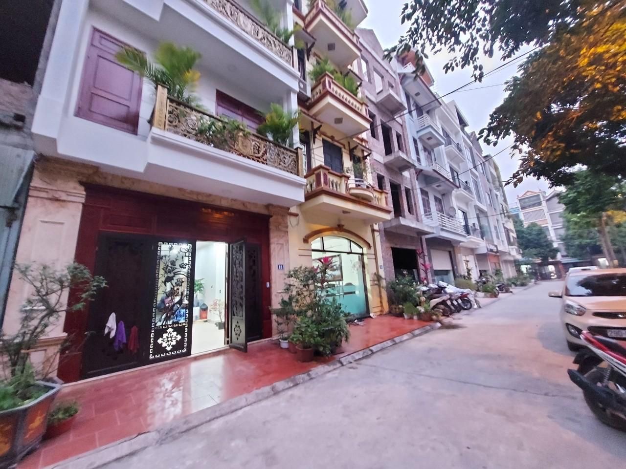 Bán Nhà Thượng Thanh 56m Giá 9 tỷ, ÔTÔ vào Nhà, Kinh Doanh Sầm Uất , ÔTÔ Dừng Đỗ ngày Đêm