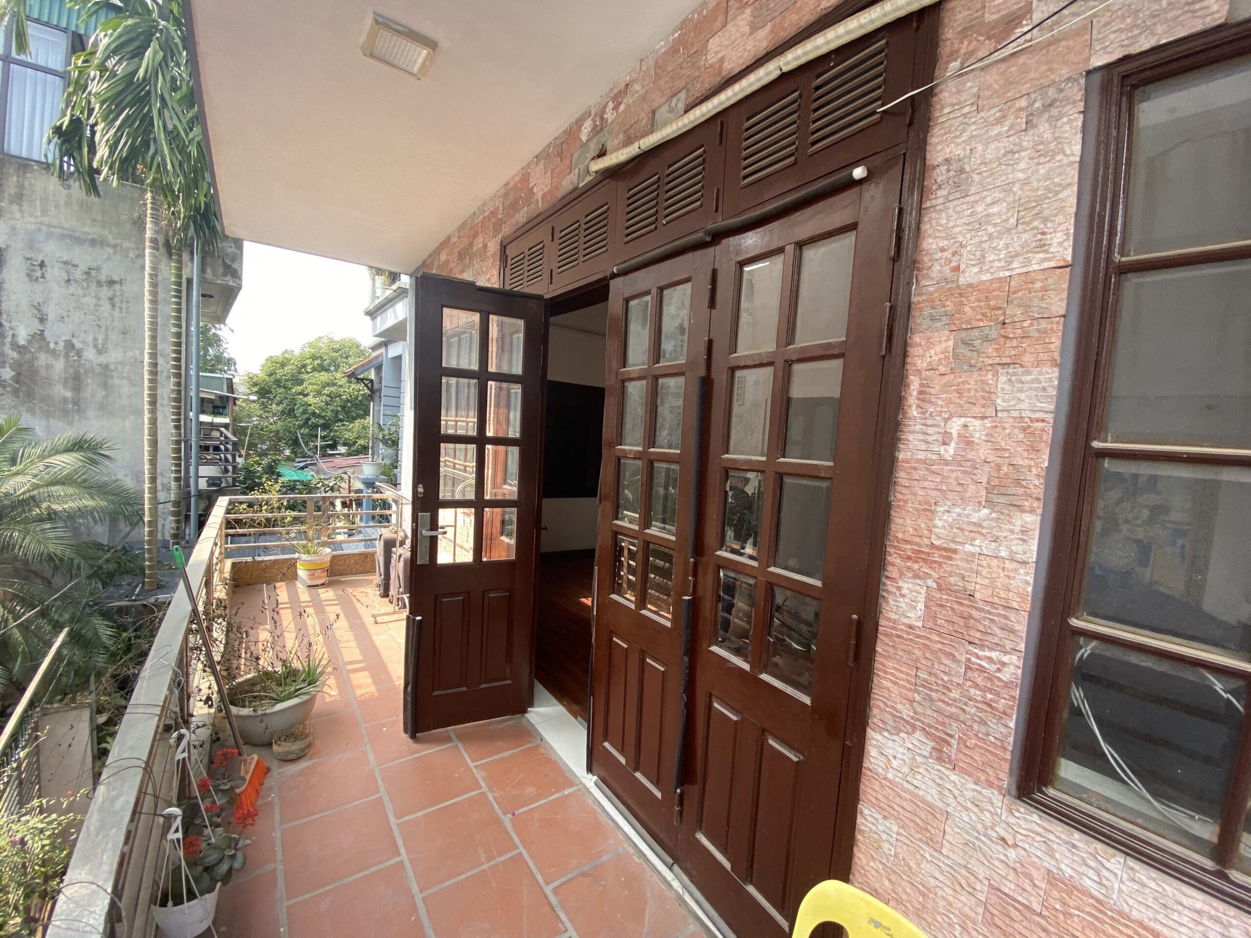 Cho thuê nhà Âu Cơ 100m x 2,5 tầng, 2 phòng ngủ, nhà sân vườn 12 triệu.