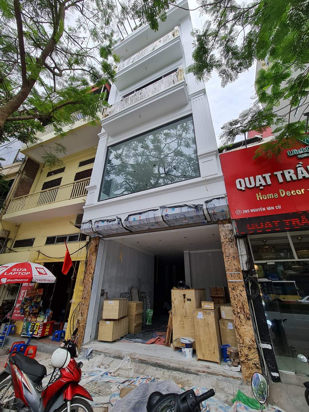 Bán nhà đường Cầu Giấy, 92m2 mặt phố, ô tô đỗ cả ngày, phù hợp để làm TT Ngoại ngữ, giá 15.5 tỷ.