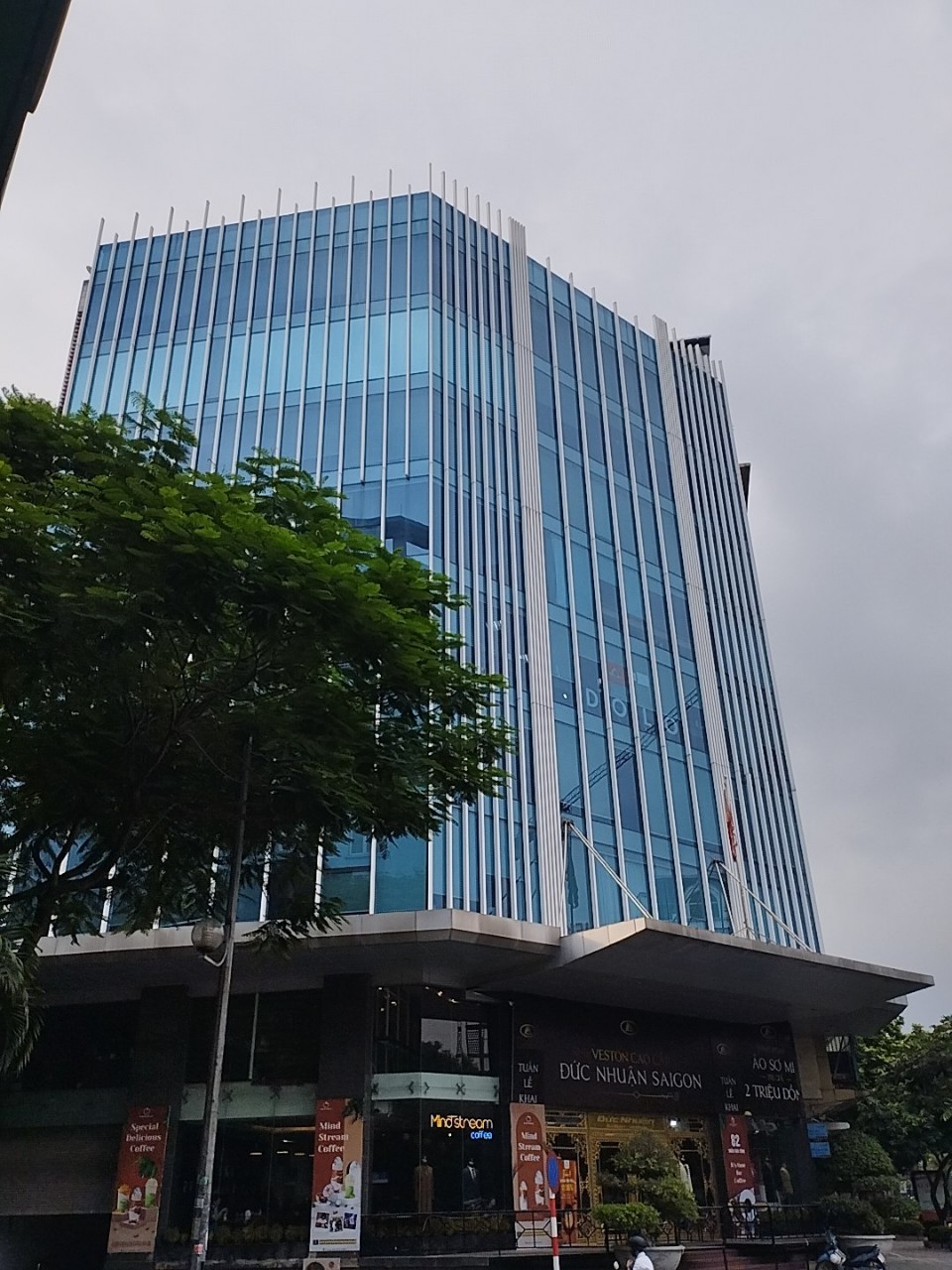 Cần bán lại toà nhà tại mặt phố Xuân Thủy , lô góc hai mặt tiền diện tích 220 m2, 9 tầng có hầm tháng