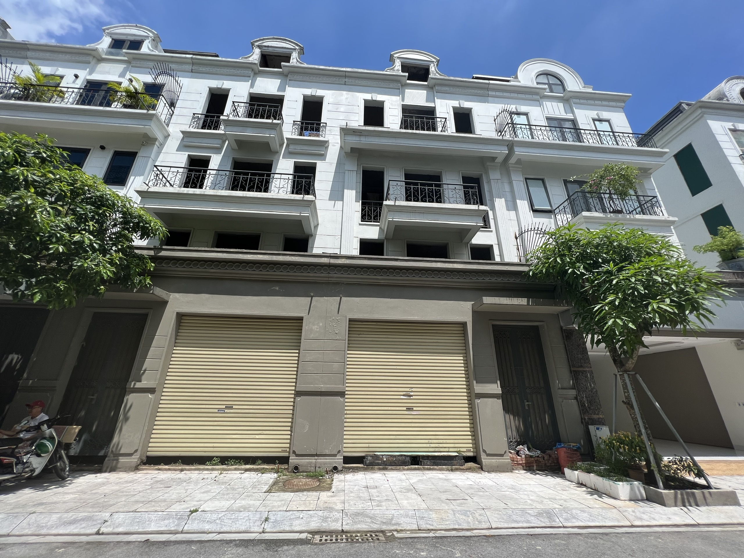 Chính chủ cần sang tên nhanh căn Shophouse mặt đường 13m đối diện dãy biệt thự khu 31ha Trâu Qùy