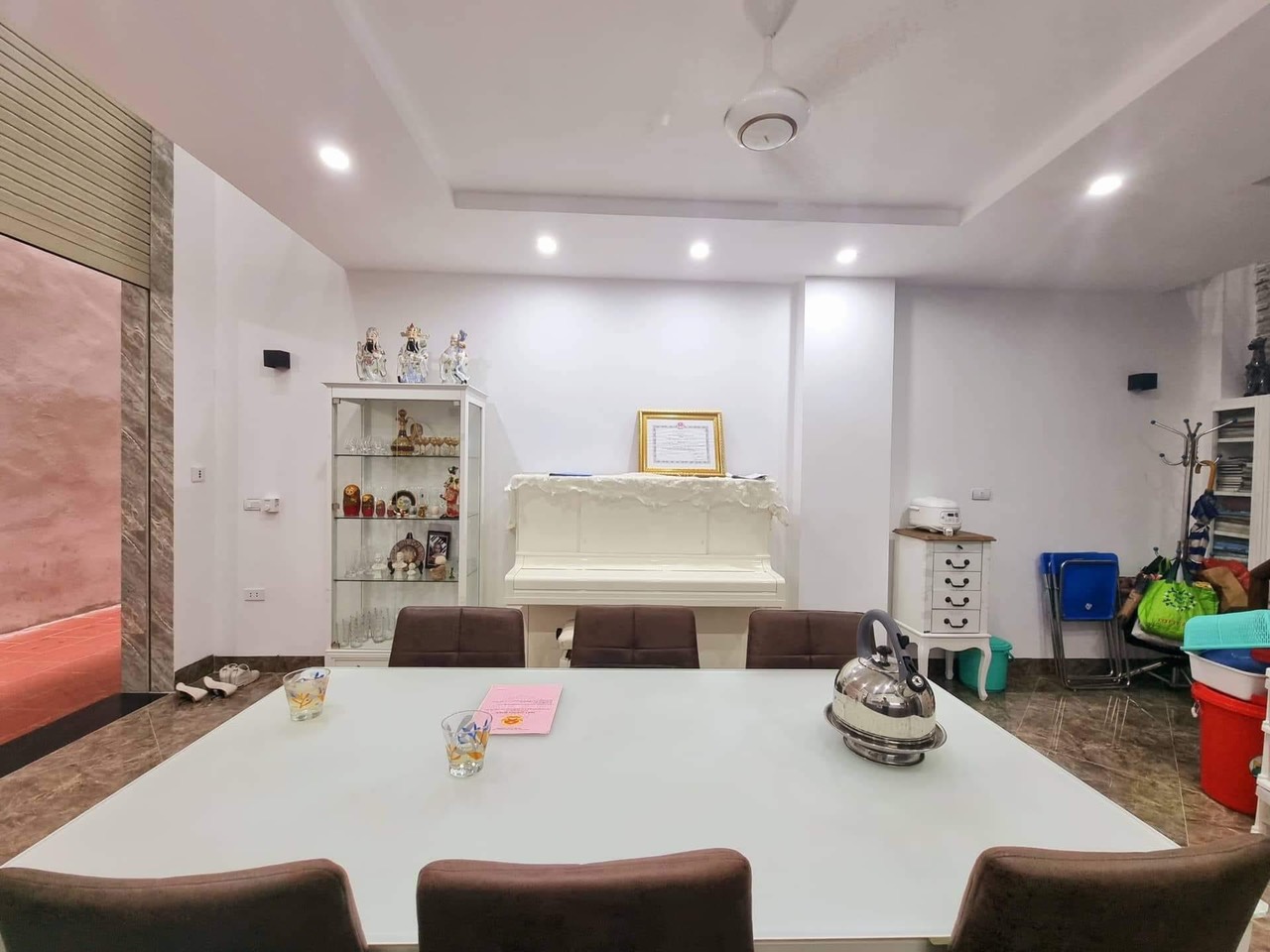 Bán nhà mặt phố Cầu GIấy, kinh doanh sầm uất, cho thuê, dòng tiền 200tr/th, vỉa hè ô tô dừng đỗ ngày đêm.