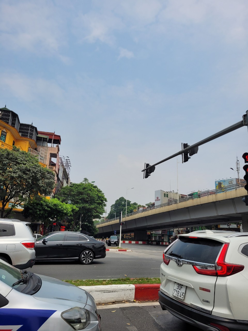 Bán Nhà VIP Đường Láng 95m2, giá 6,5 tỷ, mặt tiền 7m - Xây CCMN - 50m ô tô tránh - Dòng tiền mạnh