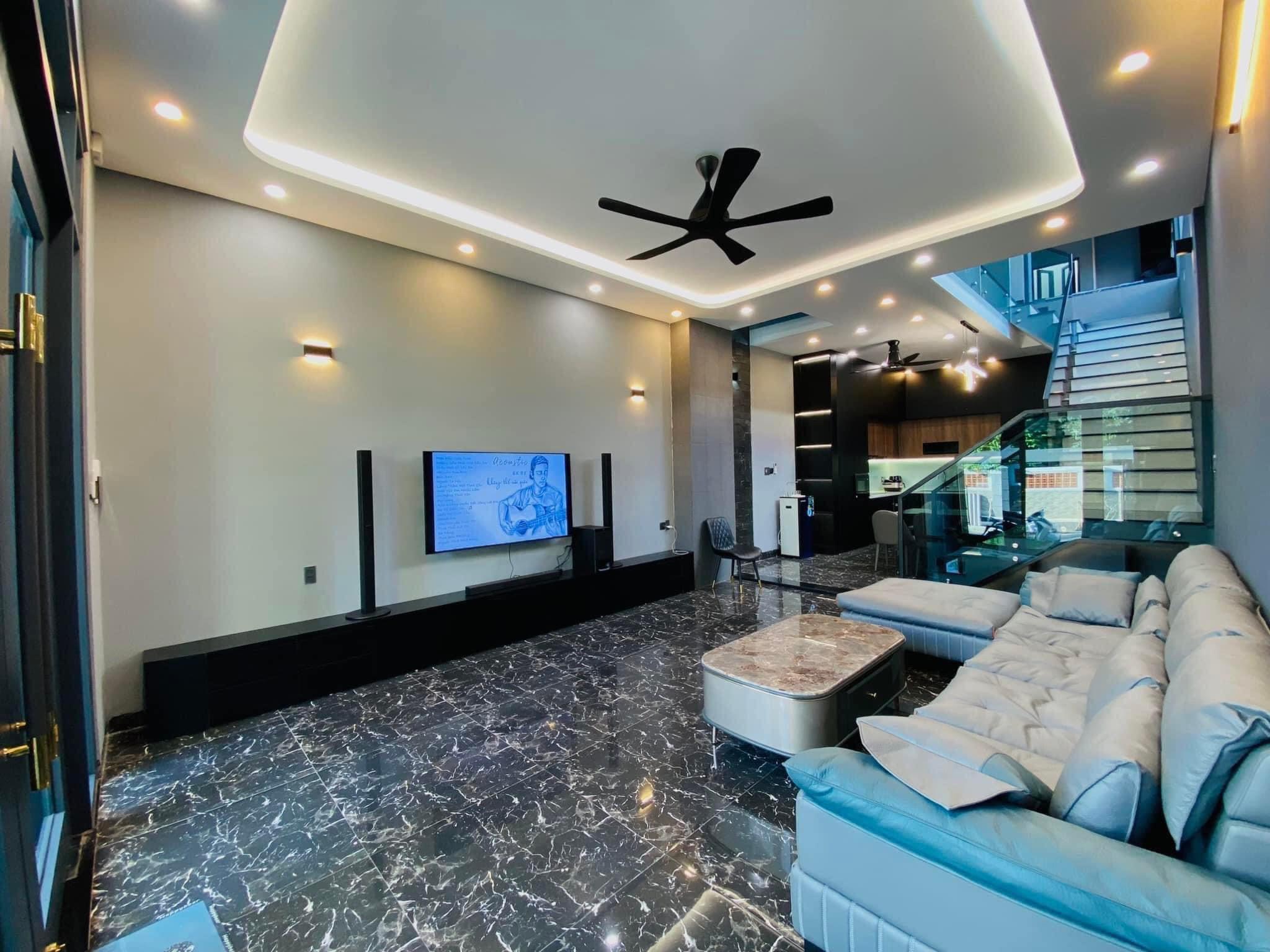 Bán nhà mặt phố Cầu GIấy, kinh doanh sầm uất, cho thuê, dòng tiền 80tr/th, vỉa hè ô tô dừng đỗ ngày đêm.