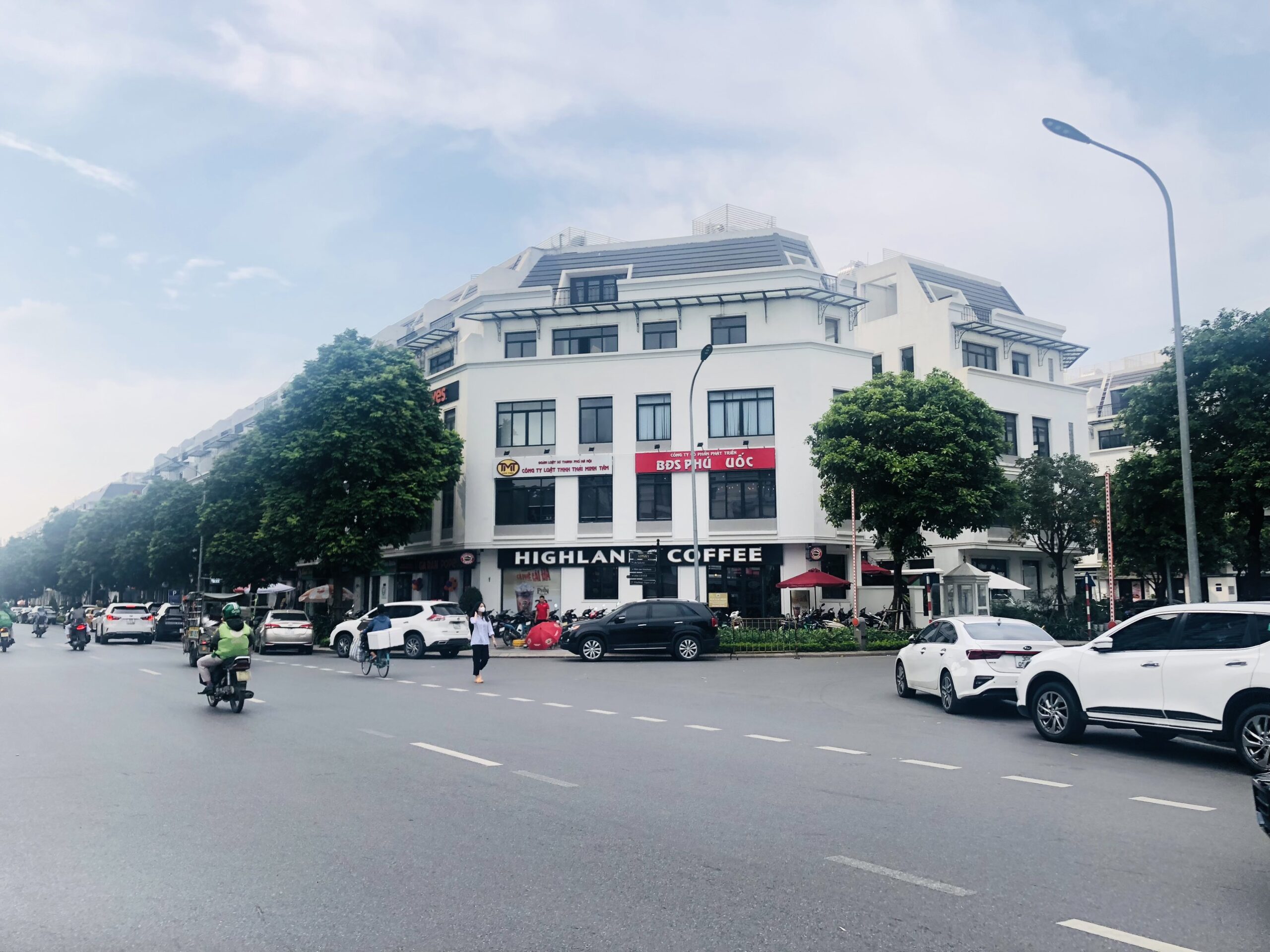 Bán Shophouse Vinhomes DT 260m 2 Mặt tiền 30m. Mặt đường lớn dê kinh doanh và cho thuê