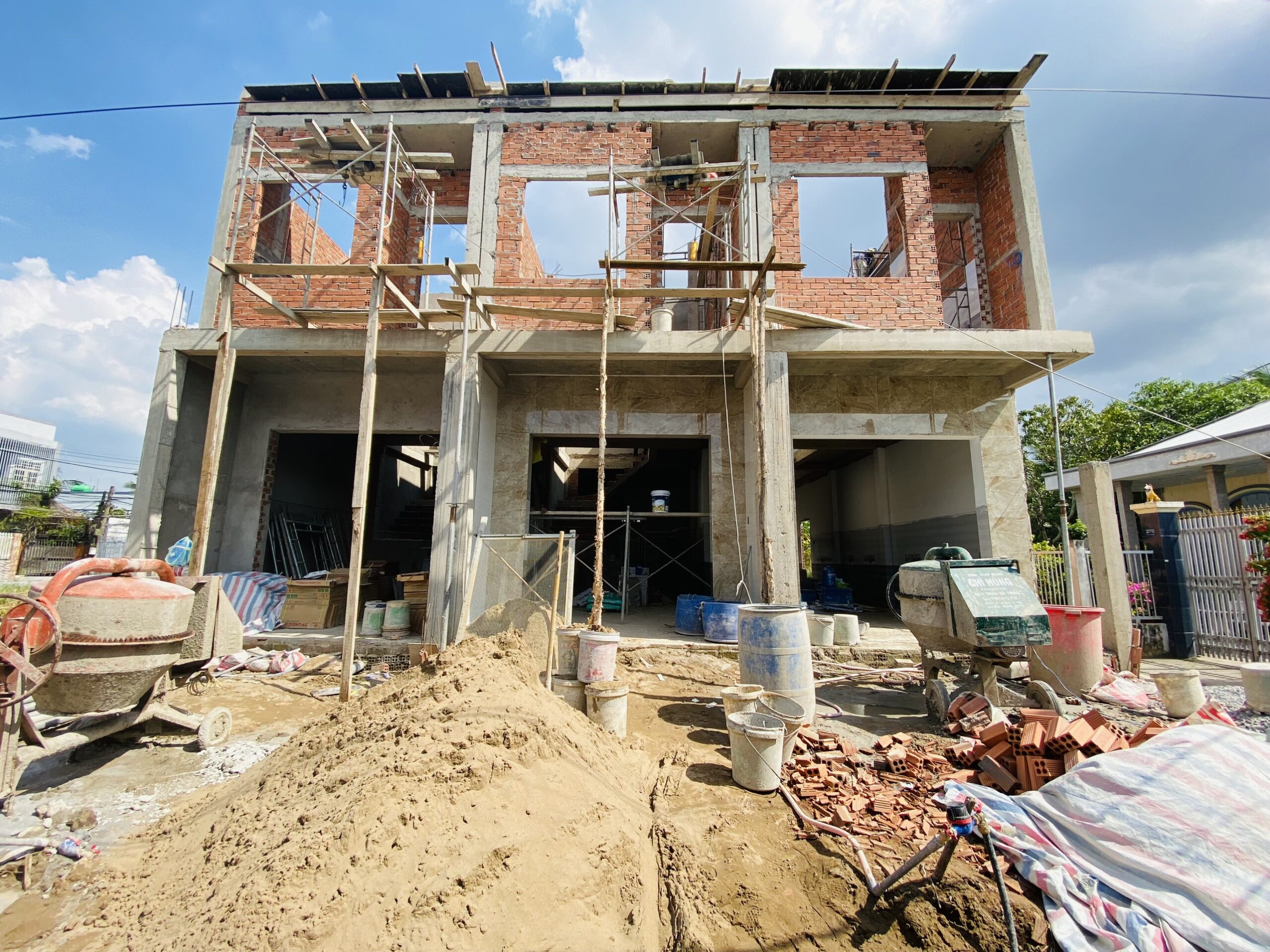 CẦN BÁN 3 CĂN NHÀ LIỀN KỀ ĐANG XÂY DỰNG TẠI KHU PHỐ 9 PHƯỜNG 5 TP. MỸ THO TIỀN GIANG