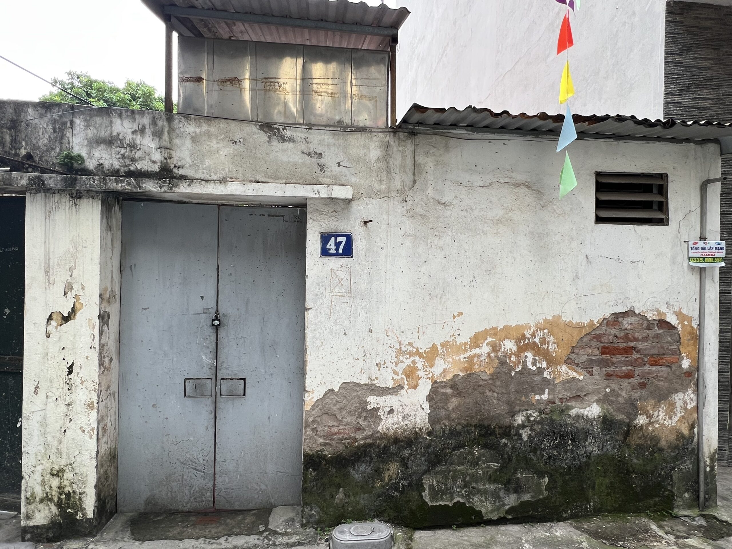 Chính chủ cần bán gấp mảnh đất thổ cư tặng nhà cấp 4 đang cho thuê trong ngõ 93 Chu Huy Mân