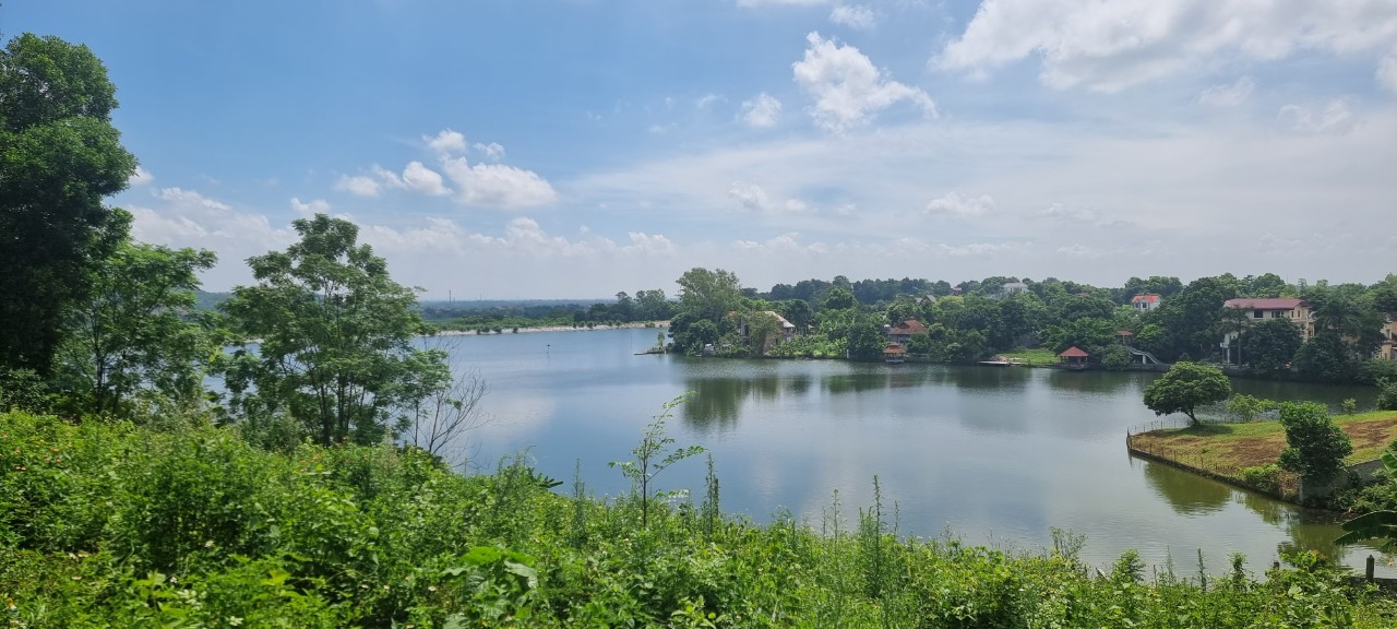 Bán đất thổ cư bám hồ DT 900m²giá rẻ nhất tại Lương Sơn