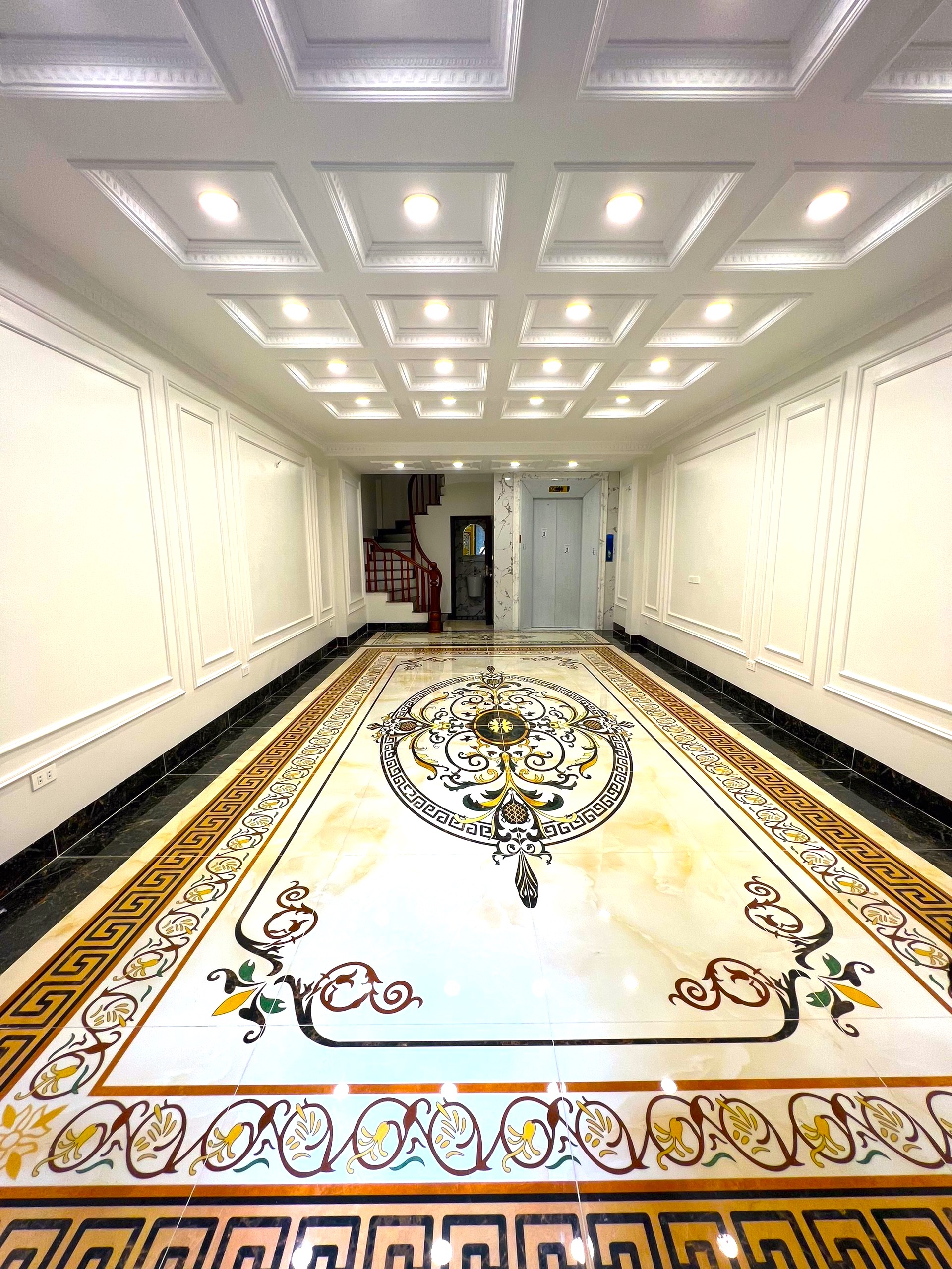 Phân lô Nguyễn Văn Cừ- Long Biên- Ôtô tránh- Vỉa hè- 6 tầng thang máy- 2 thoáng.