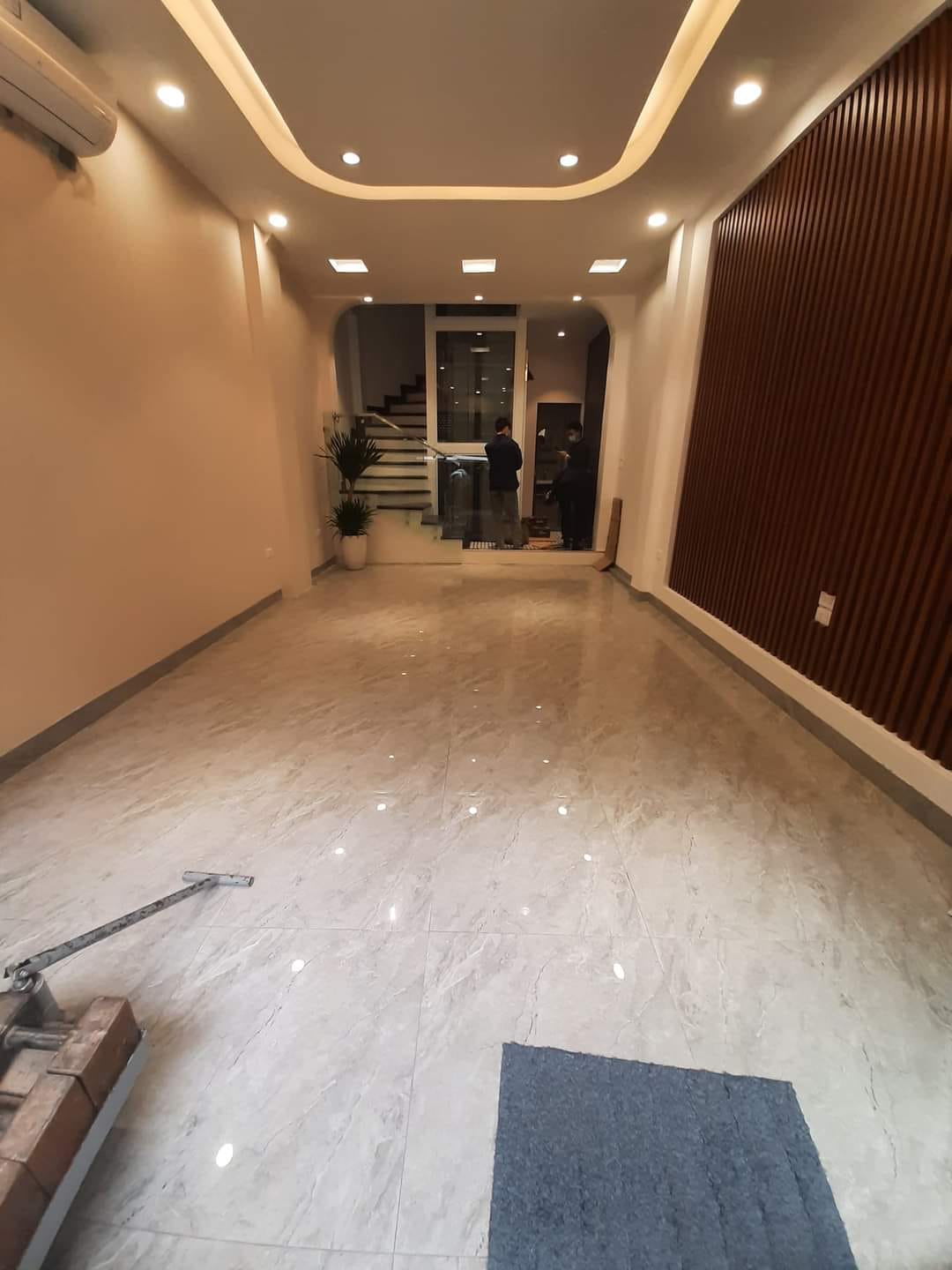 Gara Kinh doanh Mặt phố Nguyễn văn Cừ 40m2/6T chỉ 10 tỷ