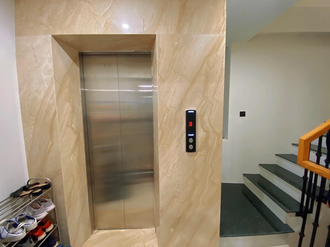 Gara Kinh doanh Nguyễn Sơn 68m 7 tầng Thang máy 13 tỷ