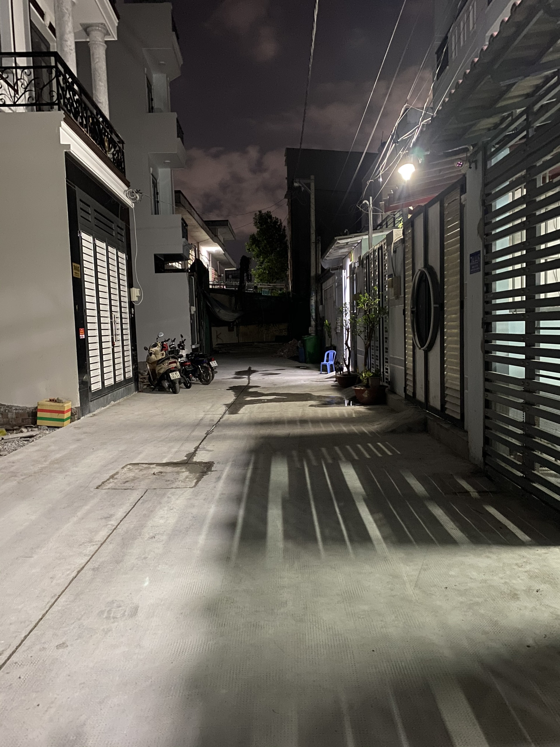 Nhà ngay Mã Lò và Hương Lộ 2, dt 4.3x21, 2 lầu. 4 phòng ngủ. Giá 5.7 tỷ thương lượng