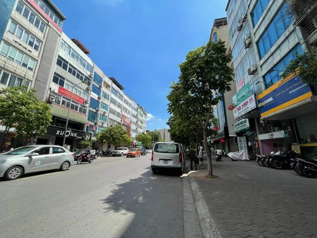 Cho thuê nhà phố Vũ Phạm Hàm, Cầu Giấy. Diện tích 155m 5 tầng, thang máy. Mặt tiền 6x25m.