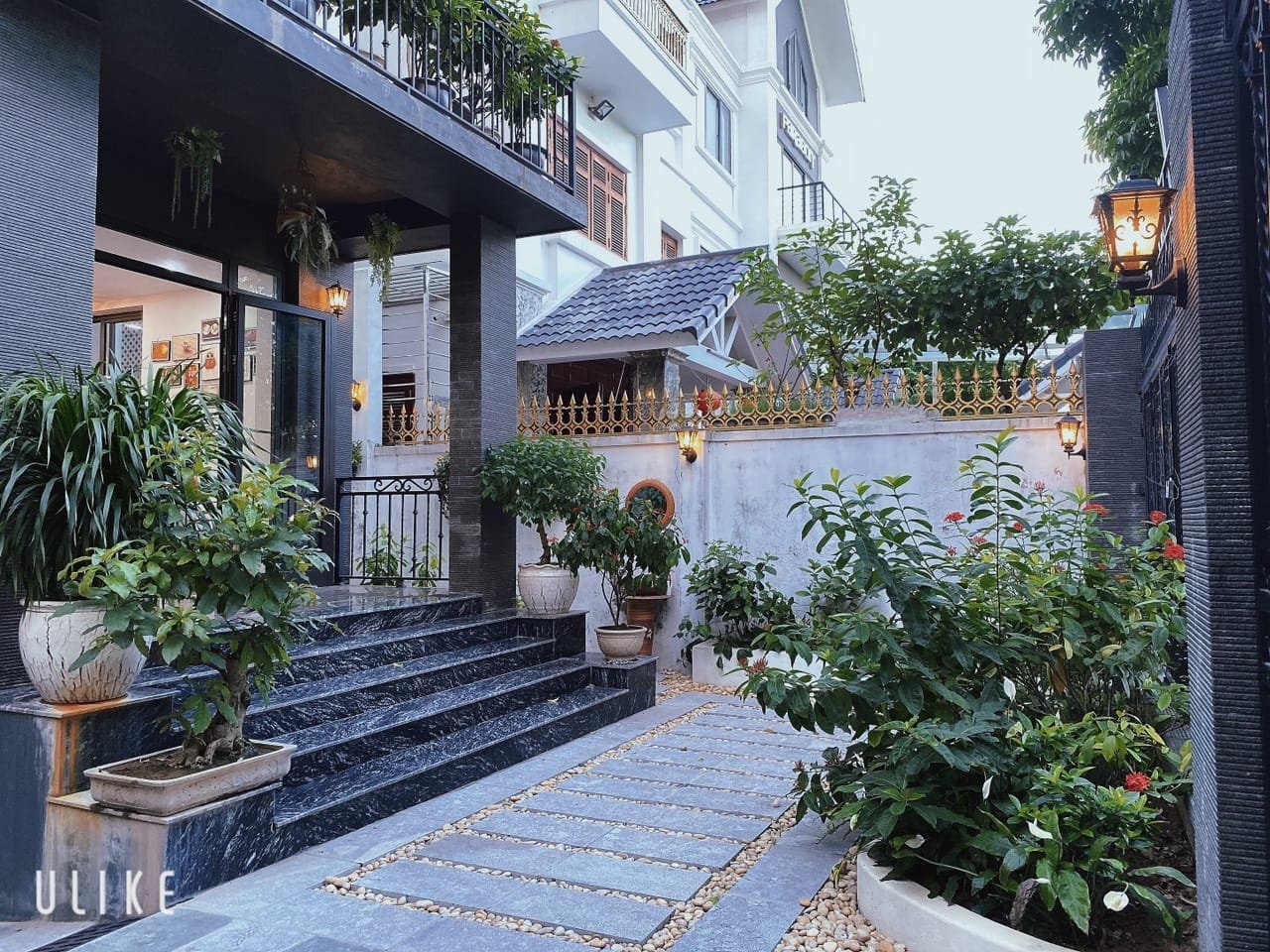 BIỆT THỰ SÂN VƯỜN ĐƯỜNG CẦU GIẤY - SIÊU RẺ - 190M2 4T MT 10M -GARA - GIÁ CHỈ 35 TỶ