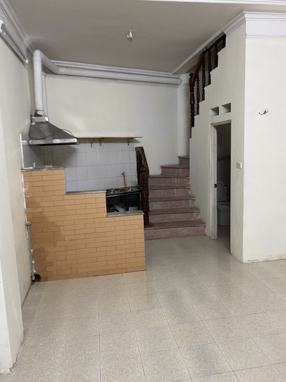 Cho thuê nhà nguyên căn, lô góc 3 thoáng đồ cơ bản Phố Đội Cấn, Ba Đình. Chỉ 7 tr/th.