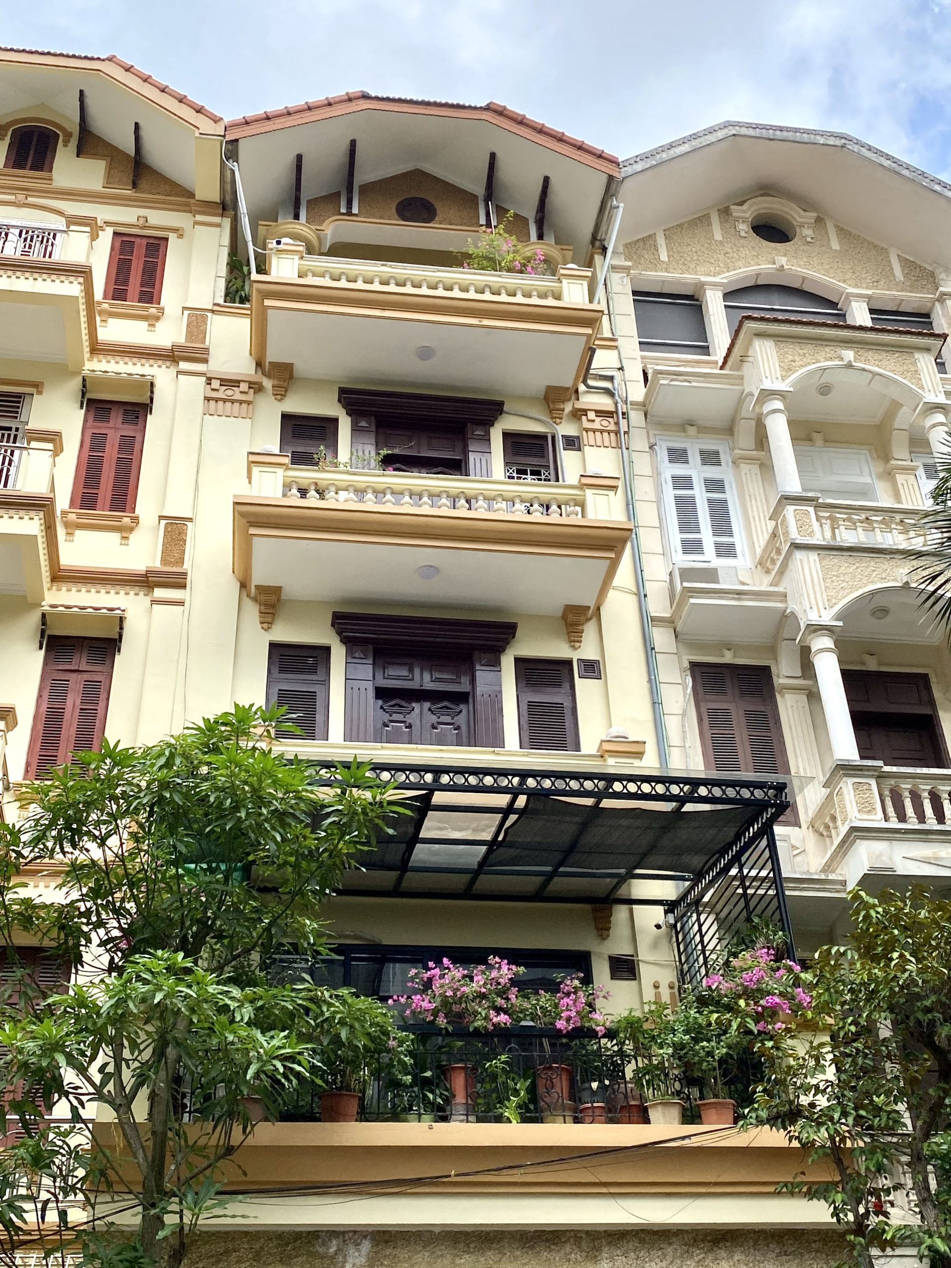 Bán Nhà Trung Yên - Trung Hoà_DT 100M - 5 Tầng, Kinh doanh, Vỉa hè, ô tô tránh_Giá 19,8 TỶ.