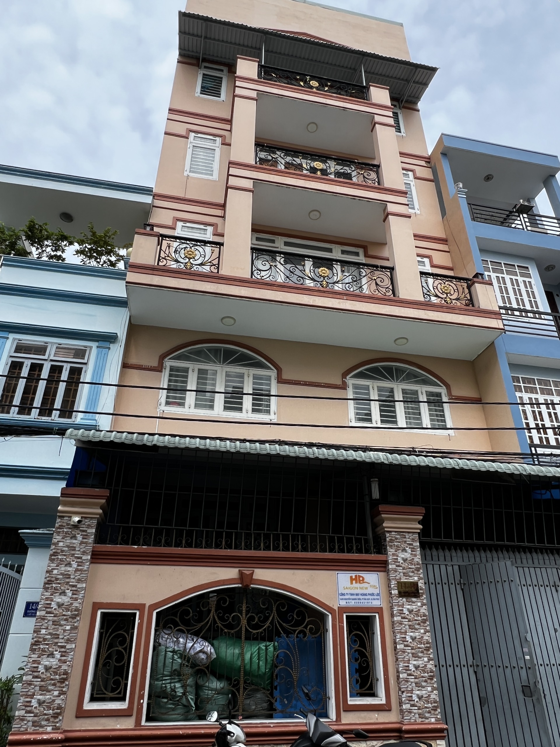 Bán nhà quận Tân Phú 8x20.5, sử dụng đến 912m2. Hẻm rộng. Giá 16.9tỷ thương lượng