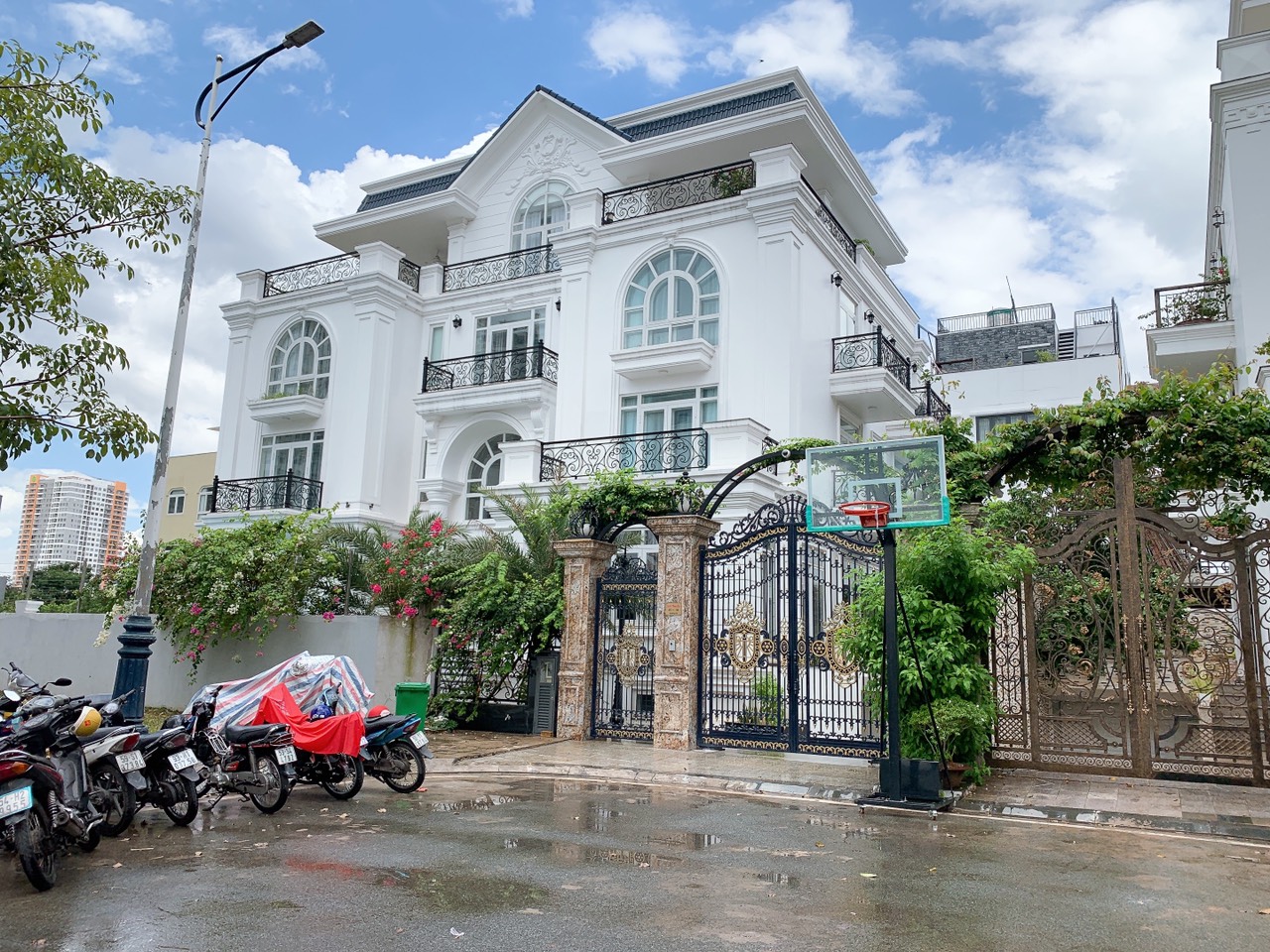 Biệt thự Thảo Điền Quận 2 chỉ 95tỷ diện tích 520m2 sân vườn hồ bơi trệt 2 lầu hồ cá koi