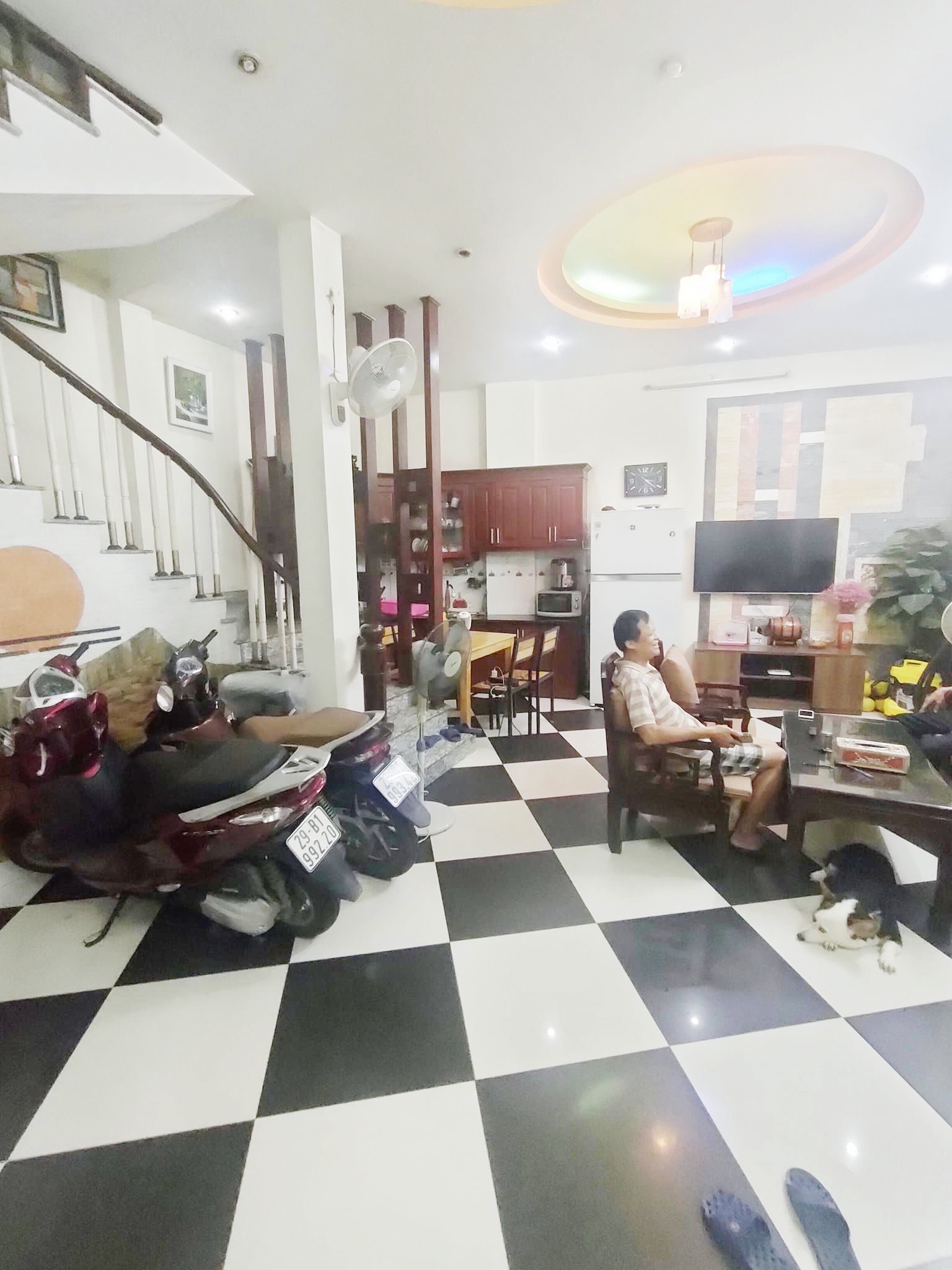 Nhà dân xây Đội Cấn cách ô tô đỗ đúng 20m, 5 tầng Mặt tiền khủng 5.8m giá chỉ 5.95tỷ