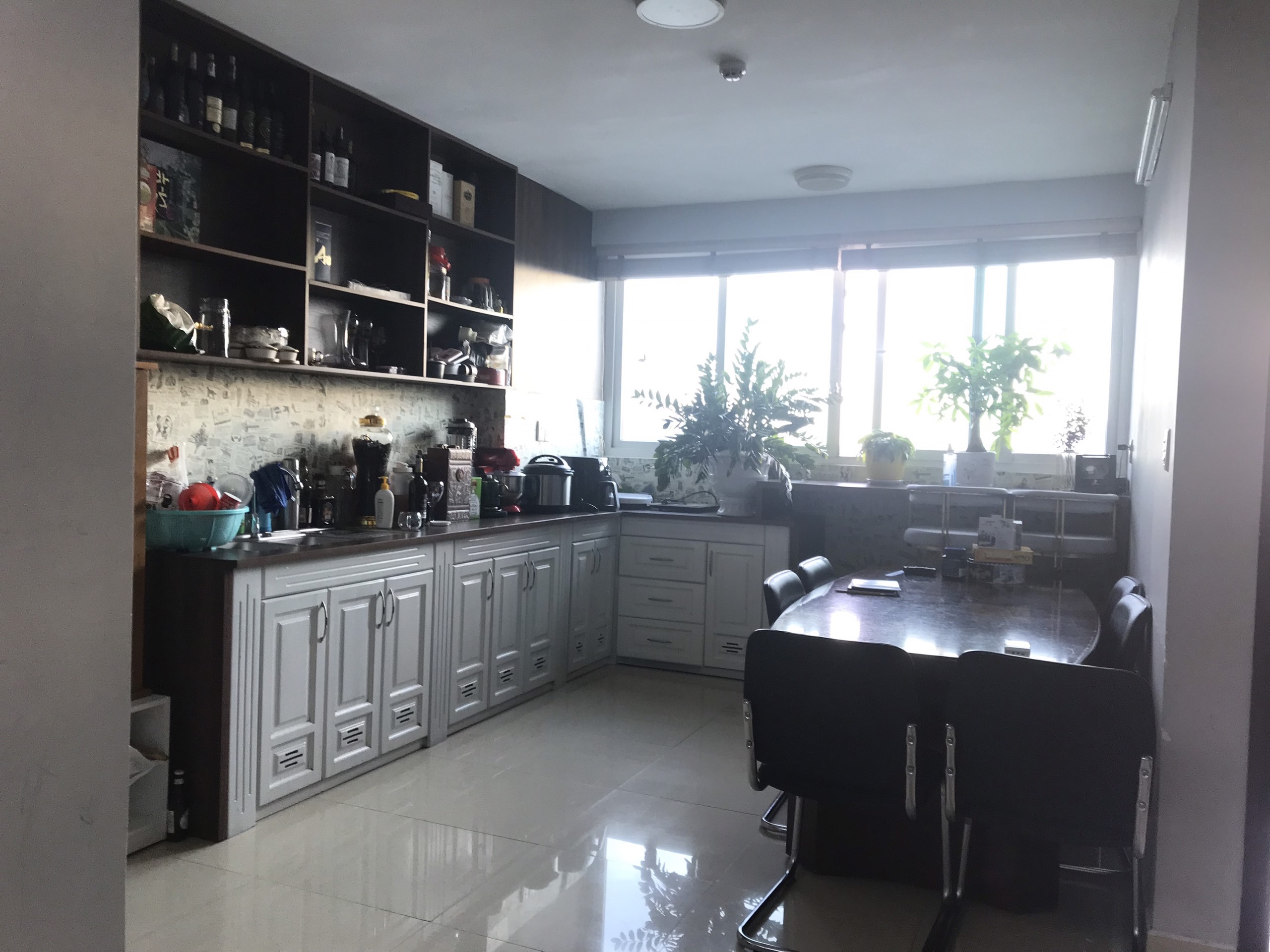 Chủ gửi bán Lakeside view Hồ tầng cao. Nhà đã sửa đẹp , hiện đại. Nội thất cơ bản đầy đủ. Giá 1750 bớt lộc