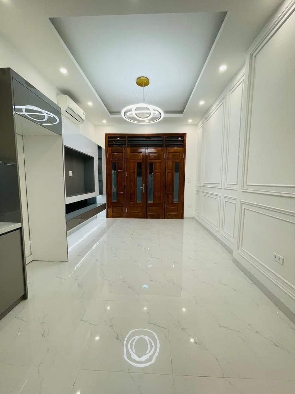 Bán nhà Xuân Thủy 40 m2 -giá 4.3 tỷ-ngõ nông-ba gác tránh- ô tô gần-tiện ích đầy đủ