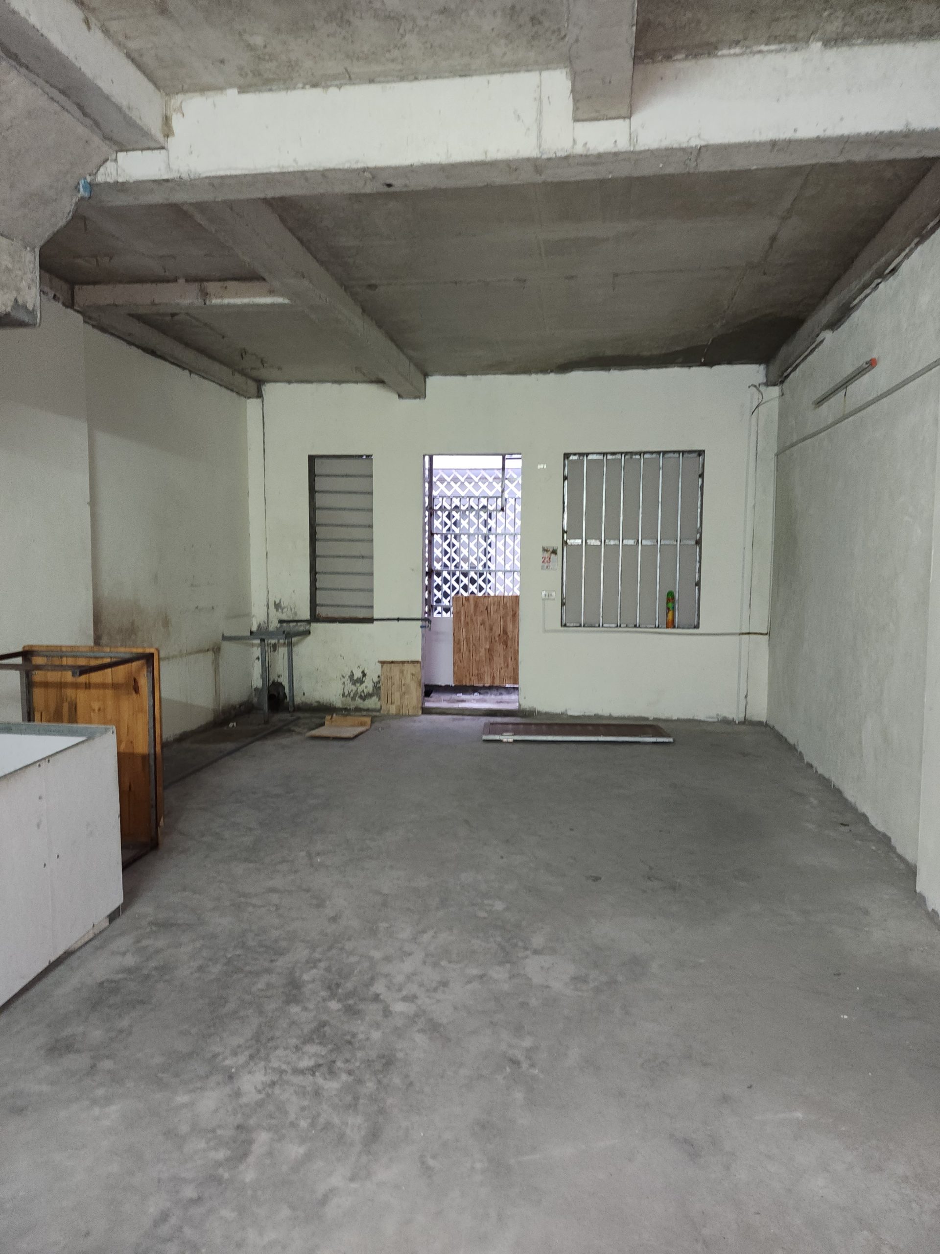 Nhà 3 tầng xây thô, dt 100m2 đối diện chung cư