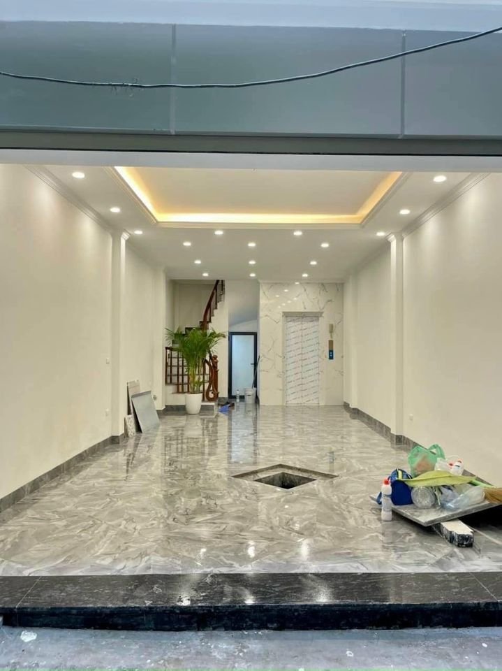 Bán nhà Hoàng Quốc Việt-Cầu Giấy-khu phân lô quân đội-thang máy-ô tô đỗ cửa vào nhà