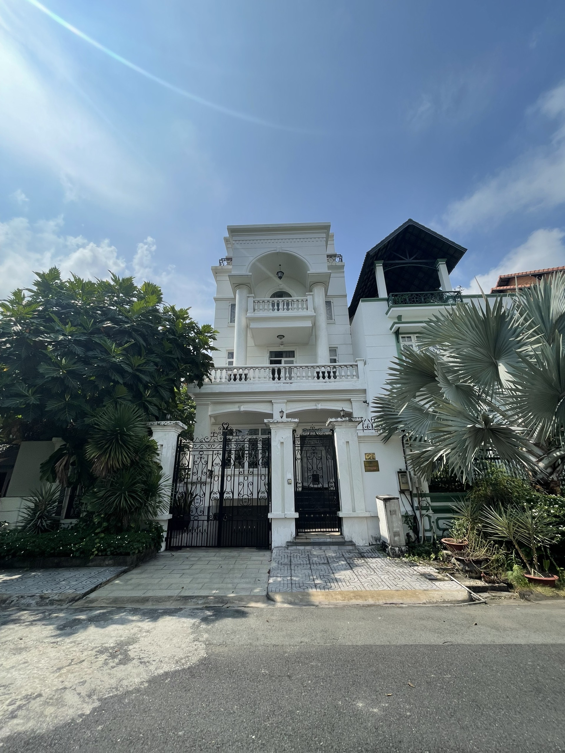 Bán biệt thự Eden Thảo Điền 120 Nguyễn Văn Hưởng 10x20 CN 205m2 hầm trệt 3 lầu chỉ 49 tỷ