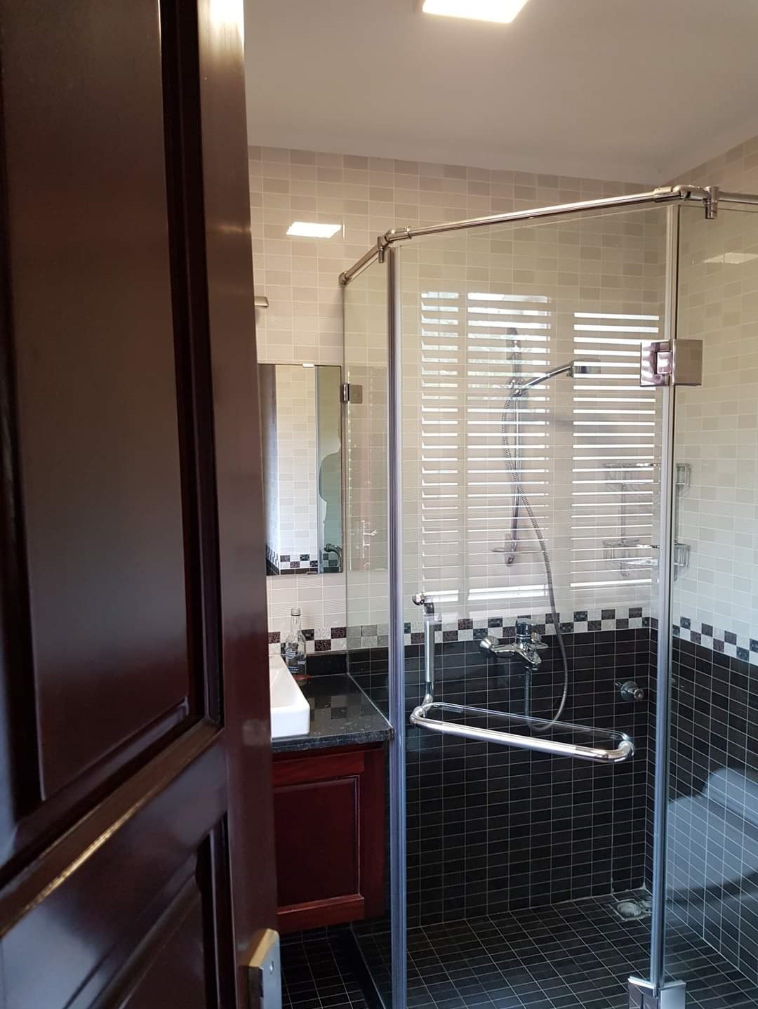 Âu Cơ - LÔ GÓC- Ô TÔ 98m x 6 tầng, MT 9m, giá 15.5 tỷ.