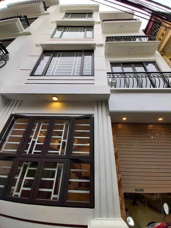Nhà bán Hoàng Ngân , Mặt ngõ to oto chạy các ngả, thông thoáng,đang mở salon cắt tóc, tiện ích rất gần nhà, ba bước